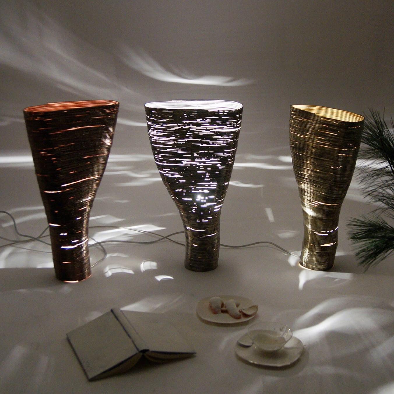Lámpara de mesa contemporánea de acero y latón - Wrap Light de Johannes Hemann Siglo XXI y contemporáneo en venta