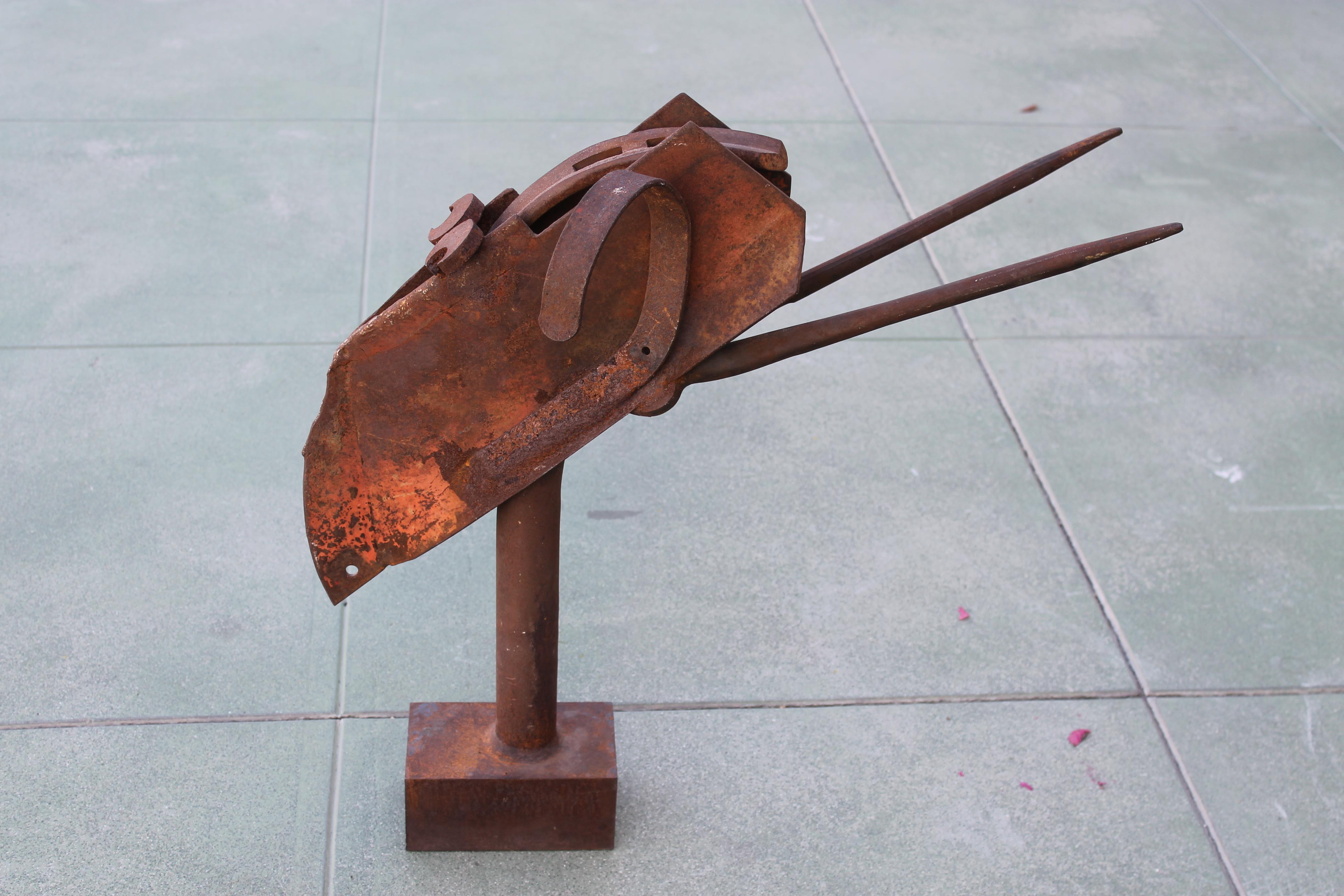 Sculpture d'acier en studio représentant un animal à l'aide d'objets trouvés. La sculpture mesure 26 pouces de large, 15 pouces de profondeur et 26 pouces de haut.