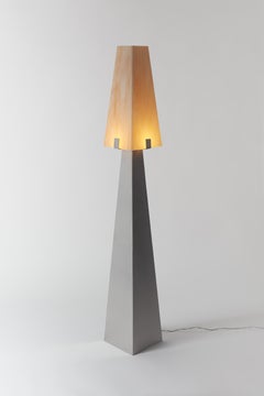 Lampada da terra contemporanea in acciaio con paralume in vetro fatto a mano