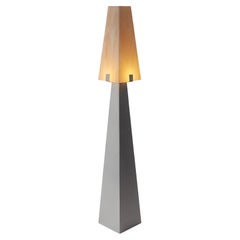 Lampada da terra contemporanea in acciaio con paralume in vetro fatto a mano