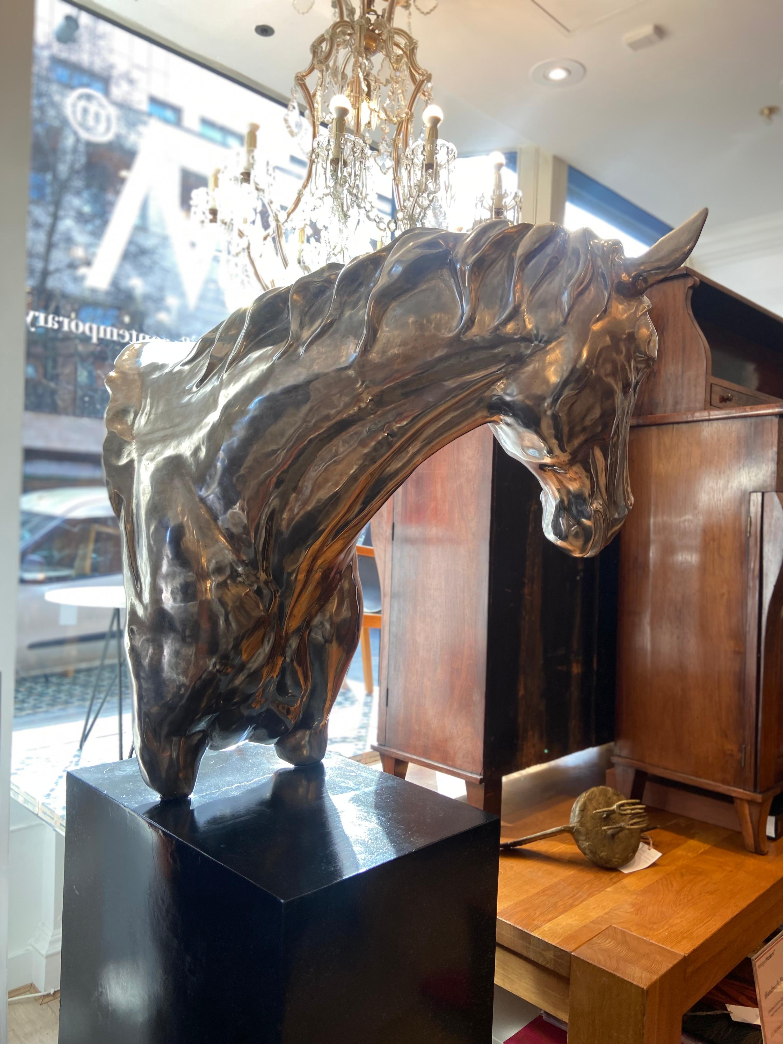 Un busto di cavallo contemporaneo scolpito in acciaio che poggia su un elegante basamento in pietra. 

Adatto per uso interno ed esterno.
