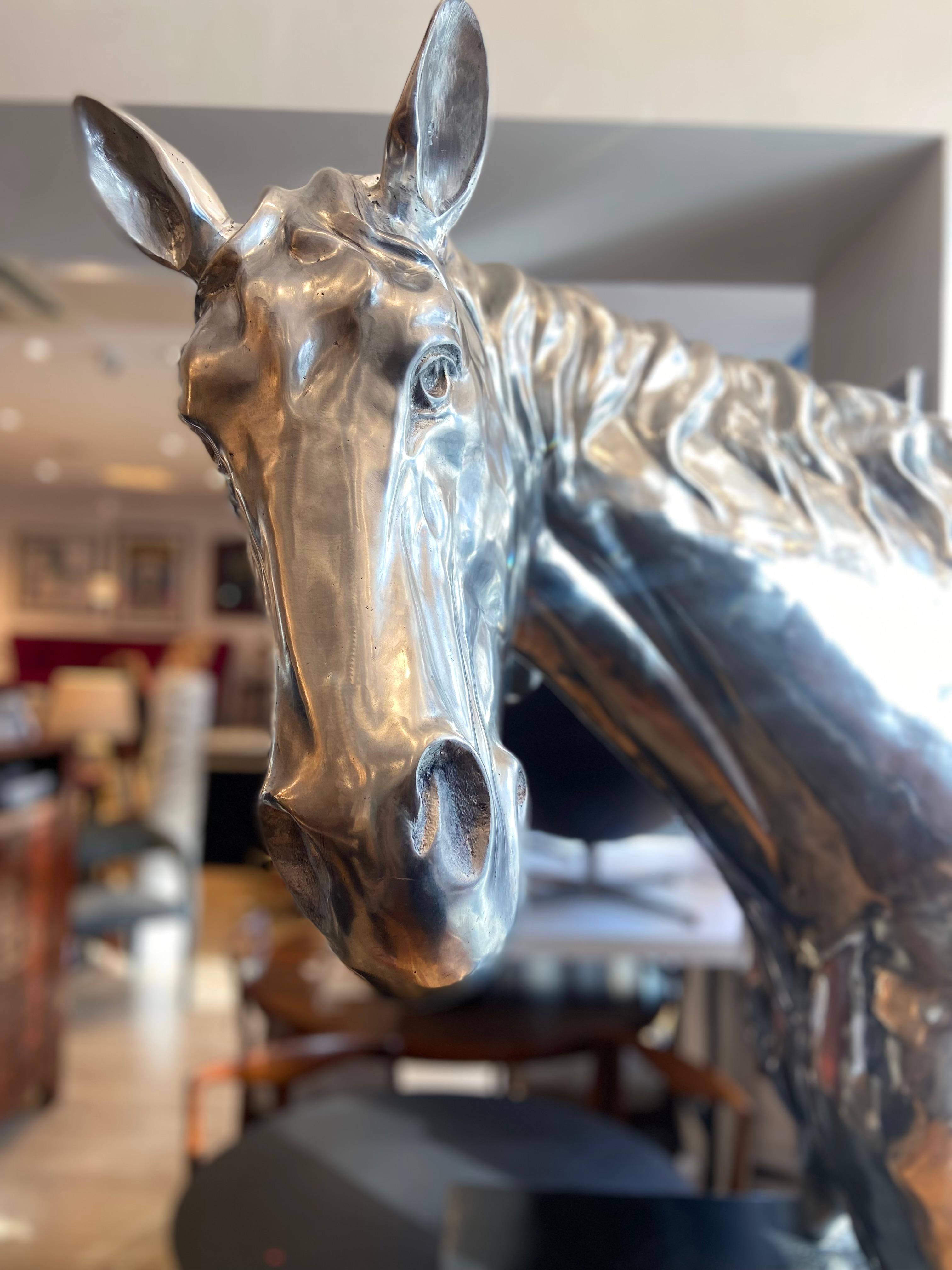 Scultura contemporanea in acciaio di un busto di cavallo su un basamento in marmo In condizioni buone in vendita a London, GB