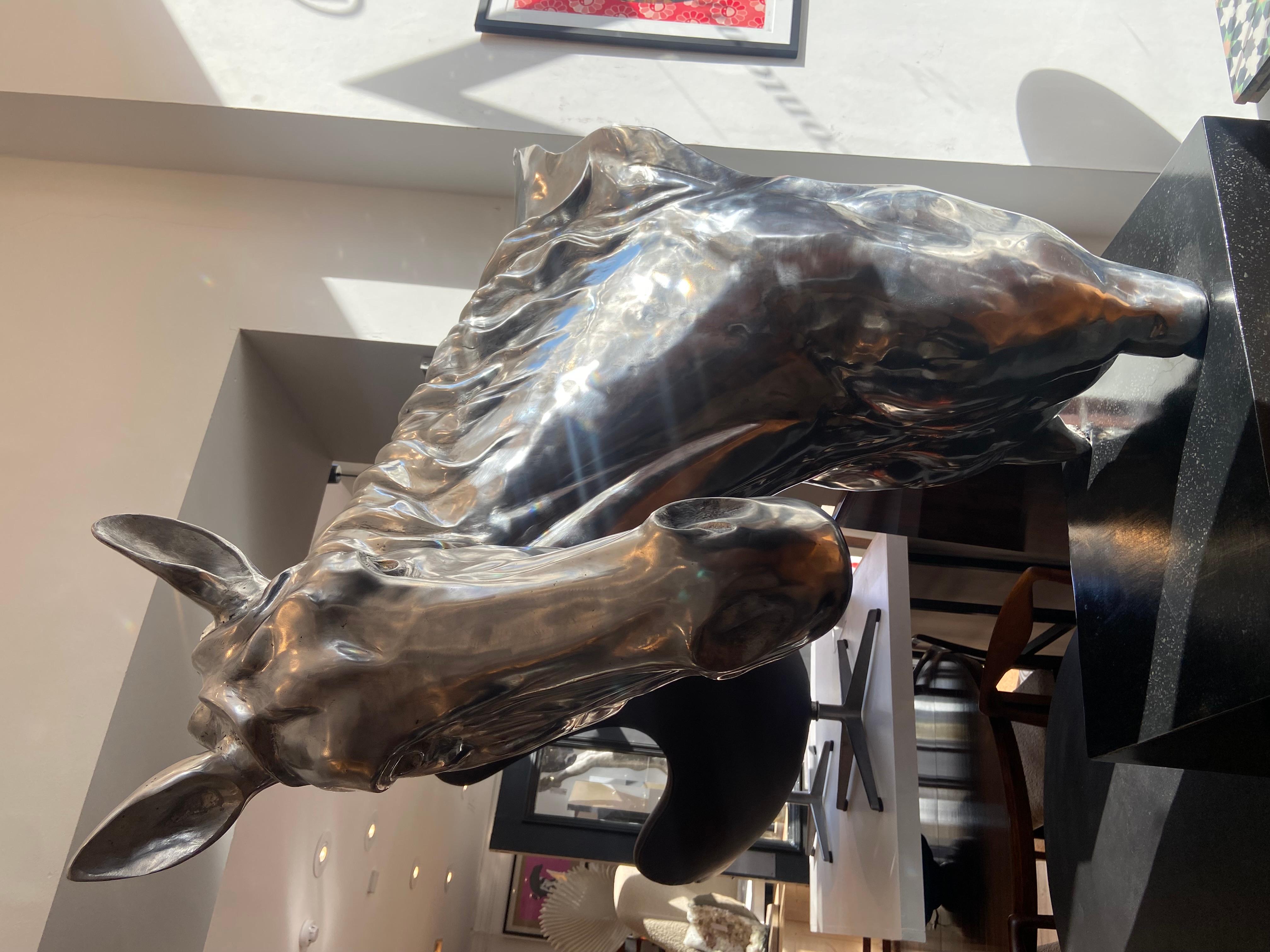 XXI secolo e contemporaneo Scultura contemporanea in acciaio di un busto di cavallo su un basamento in marmo in vendita