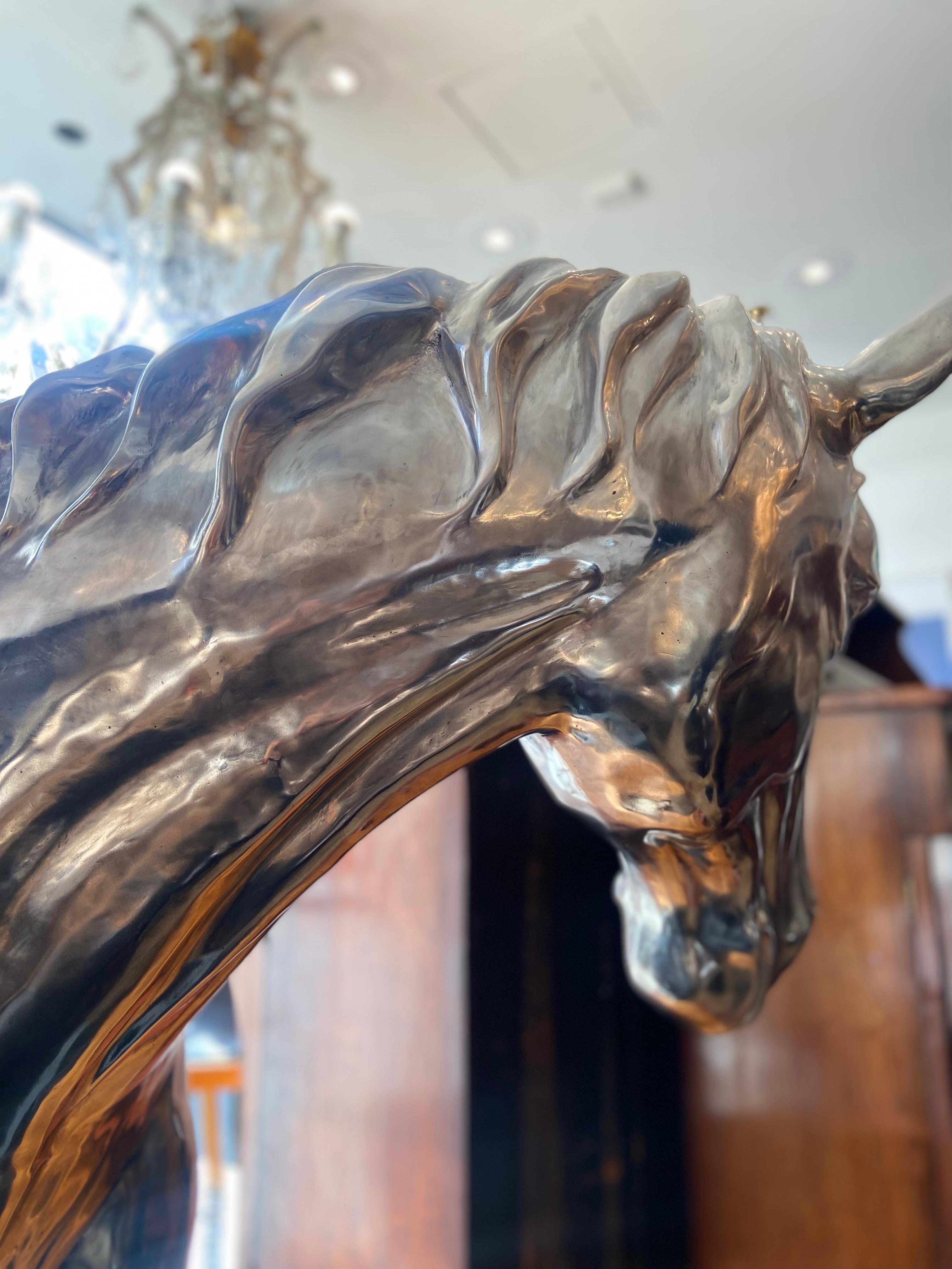 Acciaio Scultura contemporanea in acciaio di un busto di cavallo su un basamento in marmo in vendita
