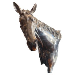 Sculpture contemporaine de buste de cheval en acier sur socle en marbre