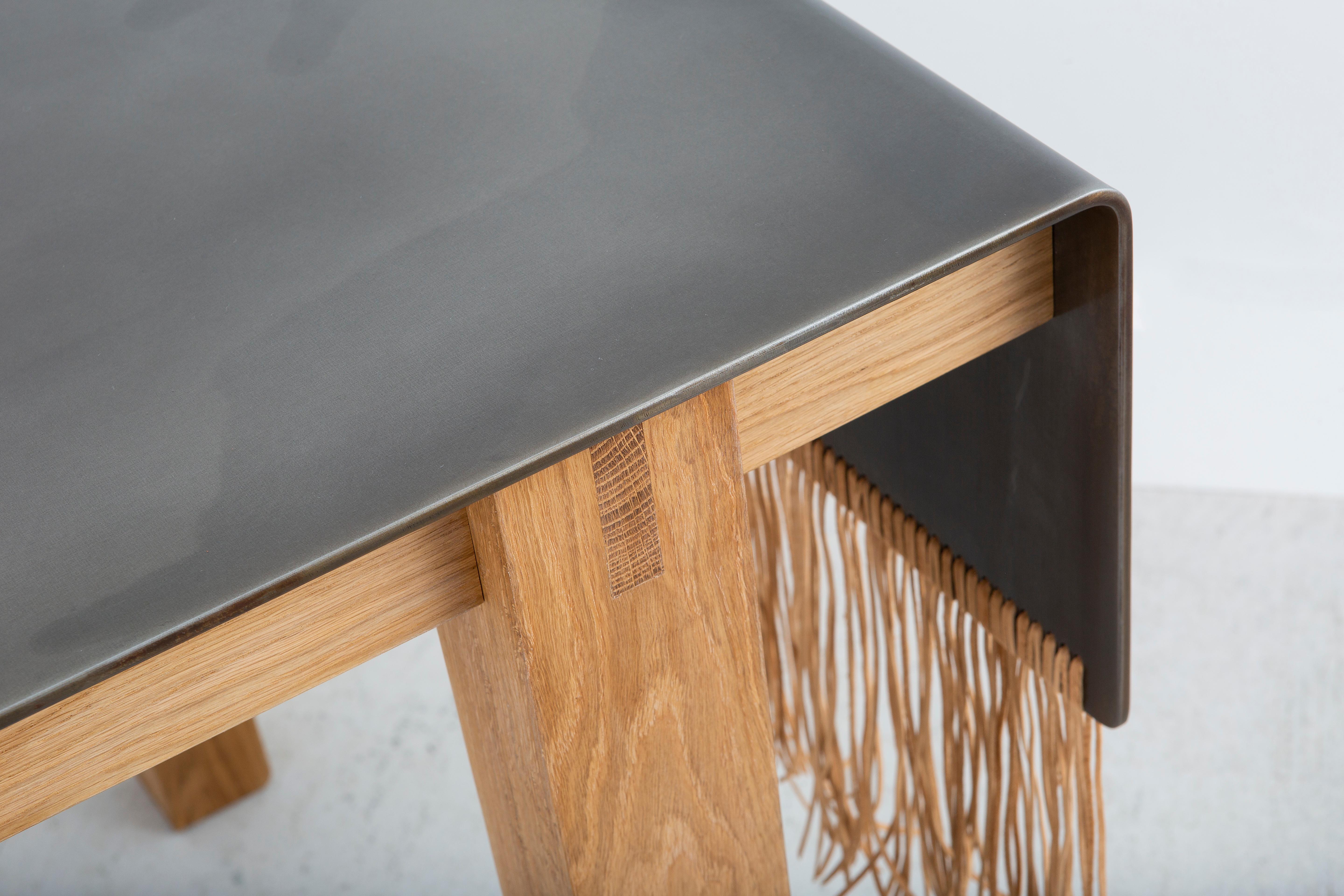 Américain Table contemporaine en acier, chêne naturel et dentelle de daim de Vivian Carbonell en vente