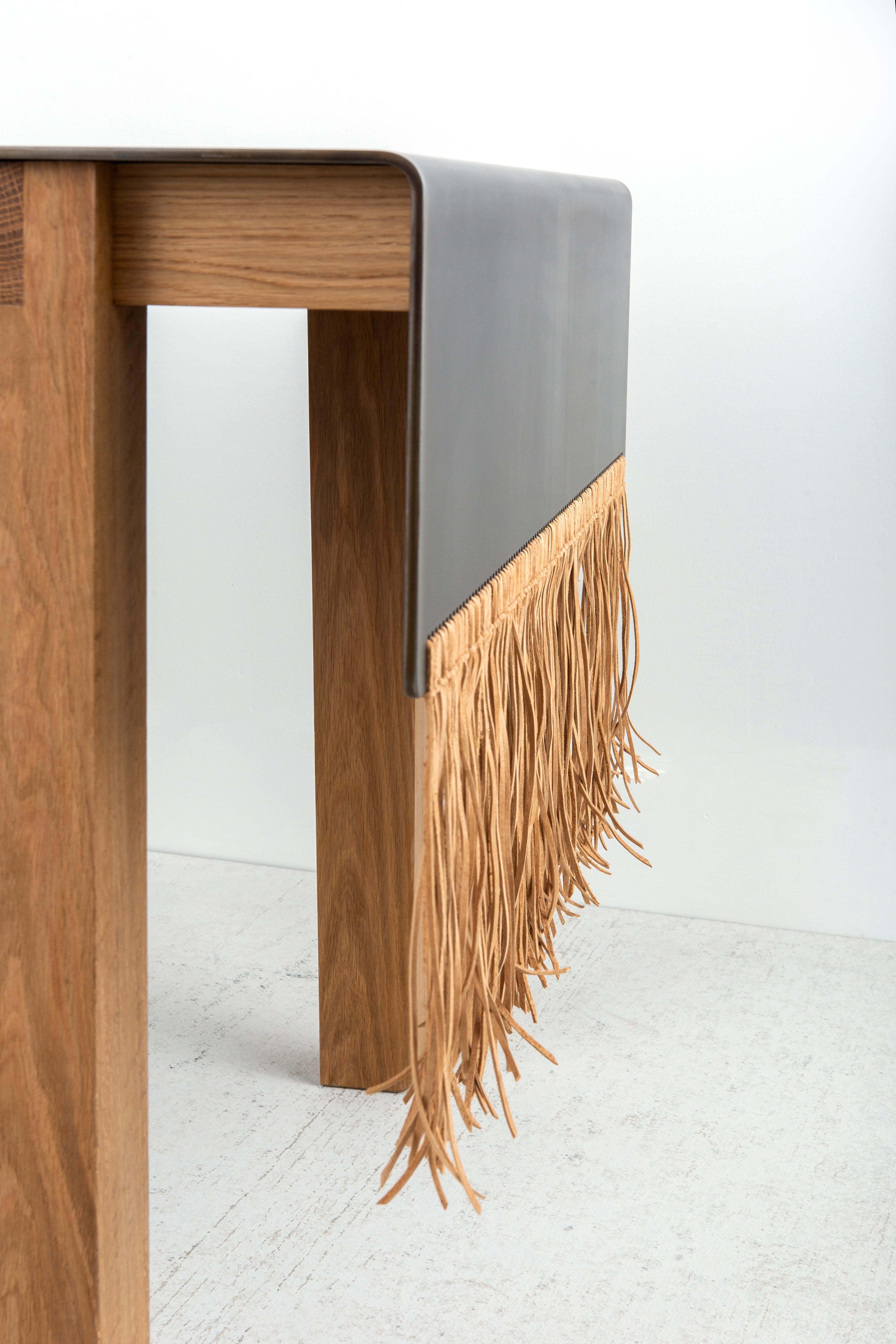 Patiné Table contemporaine en acier, chêne naturel et dentelle de daim de Vivian Carbonell en vente