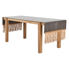 Table contemporaine en acier, chêne naturel et dentelle de daim de Vivian Carbonell