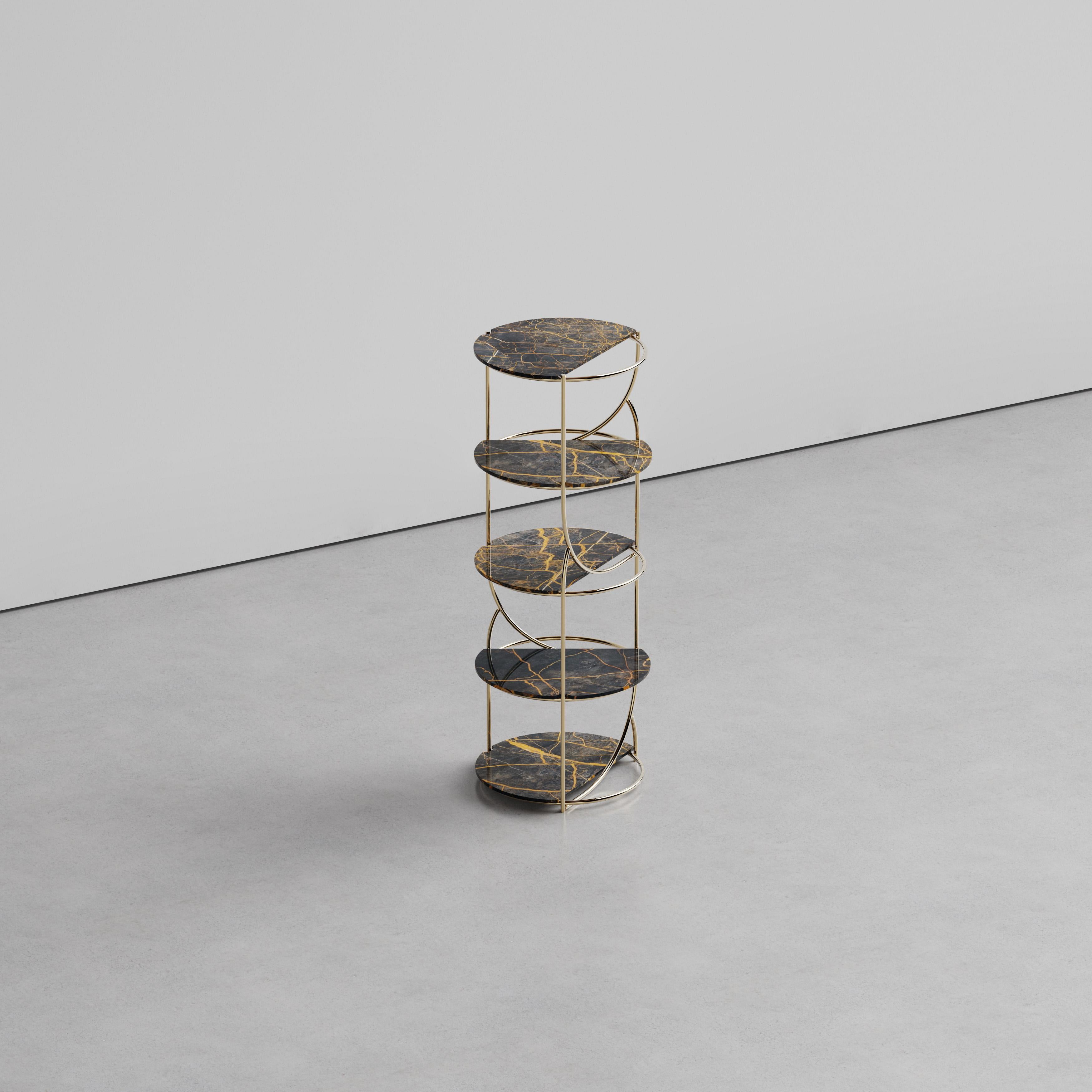Das geometrische Muster wird durch den Metalldraht zu einer räumlichen Substanz; eine unmaßstäbliche Handlung, die sich in der Beziehung zwischen Cosettina und dem Betrachter je nach dessen Position offenbart.
In diesem Spiel der Perspektiven sind