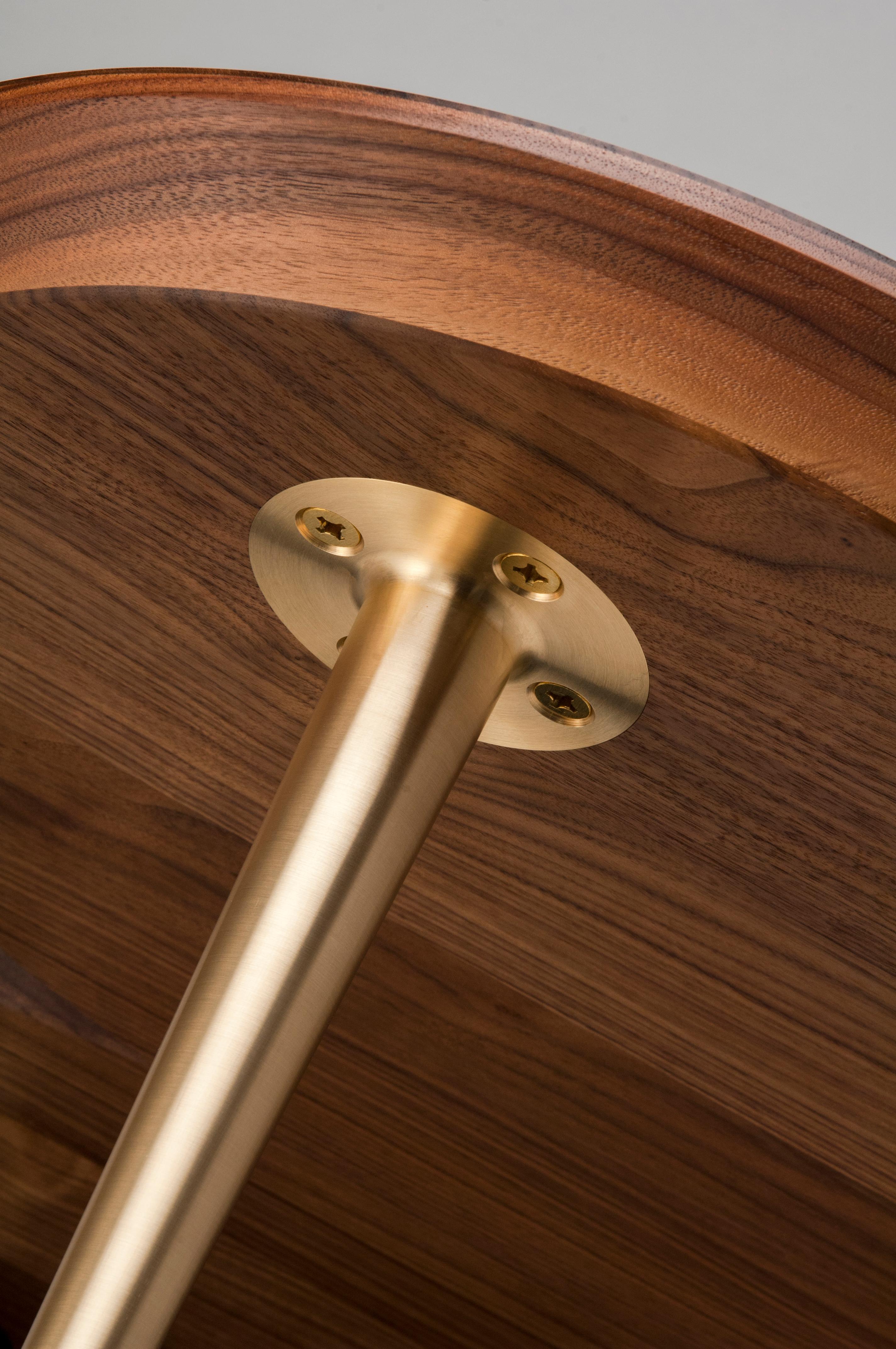 Moderne Table basse contemporaine à tige en noyer naturel avec pieds en laiton massif en vente