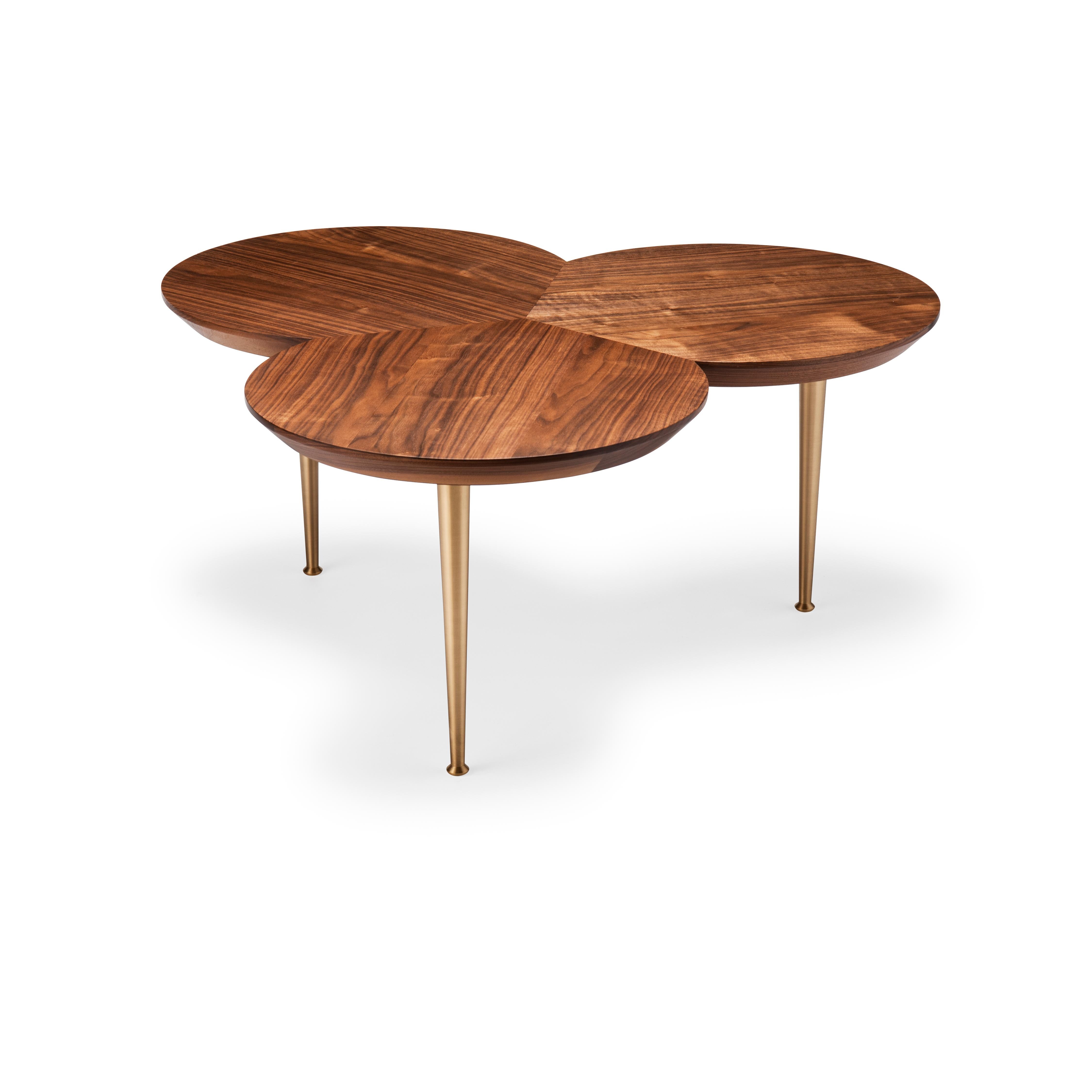 XXIe siècle et contemporain Table basse contemporaine à tige en noyer naturel avec pieds en laiton massif en vente