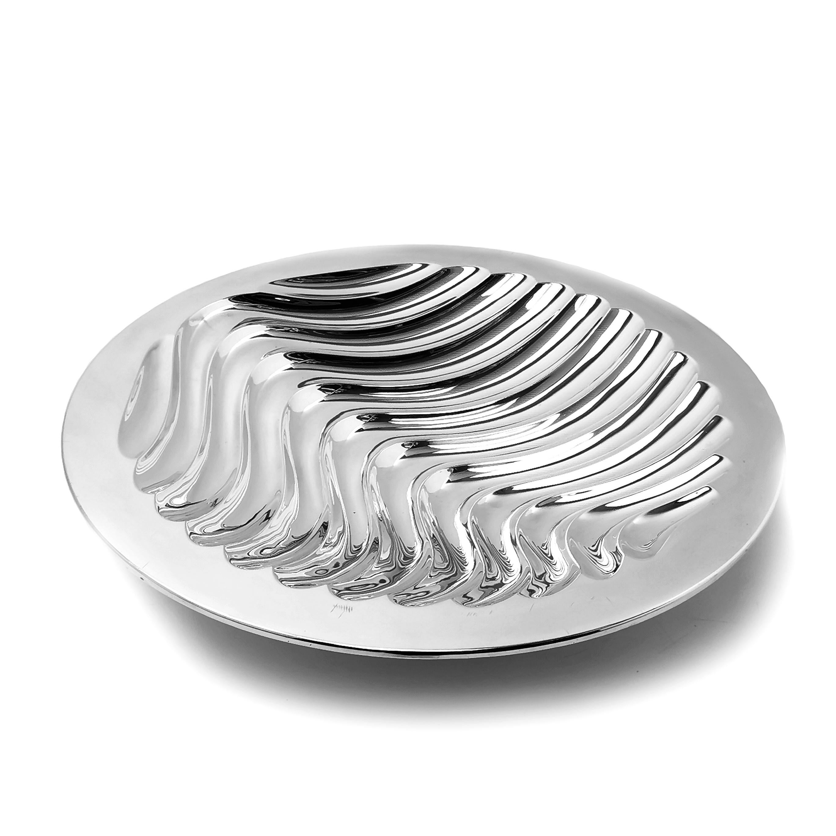 An immensely impressive modern Sterling Silver Bowl by the notable contemporary silversmith Alex Brodgen. This large STerling Silver Bowl is made with a double skinned design and gorgeous almost organic design adapted in a smooth, fluid design in