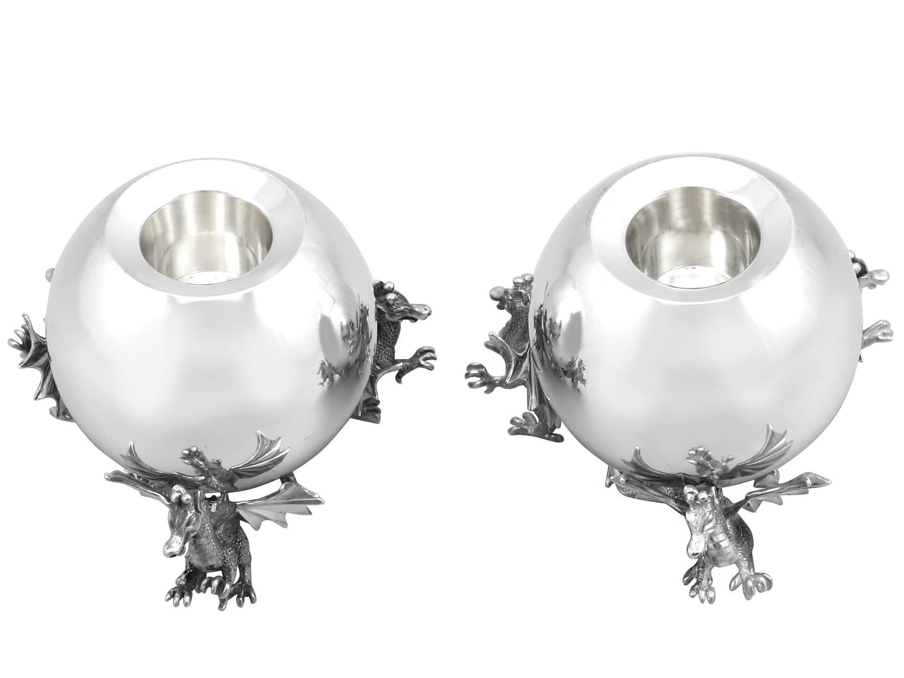 Un'eccezionale, raffinata e impressionante, insolita coppia di candelieri inglesi contemporanei in argento sterling; un'aggiunta alla nostra collezione di portacandele ornamentali in argento.

Questi eccezionali e insoliti candelieri contemporanei
