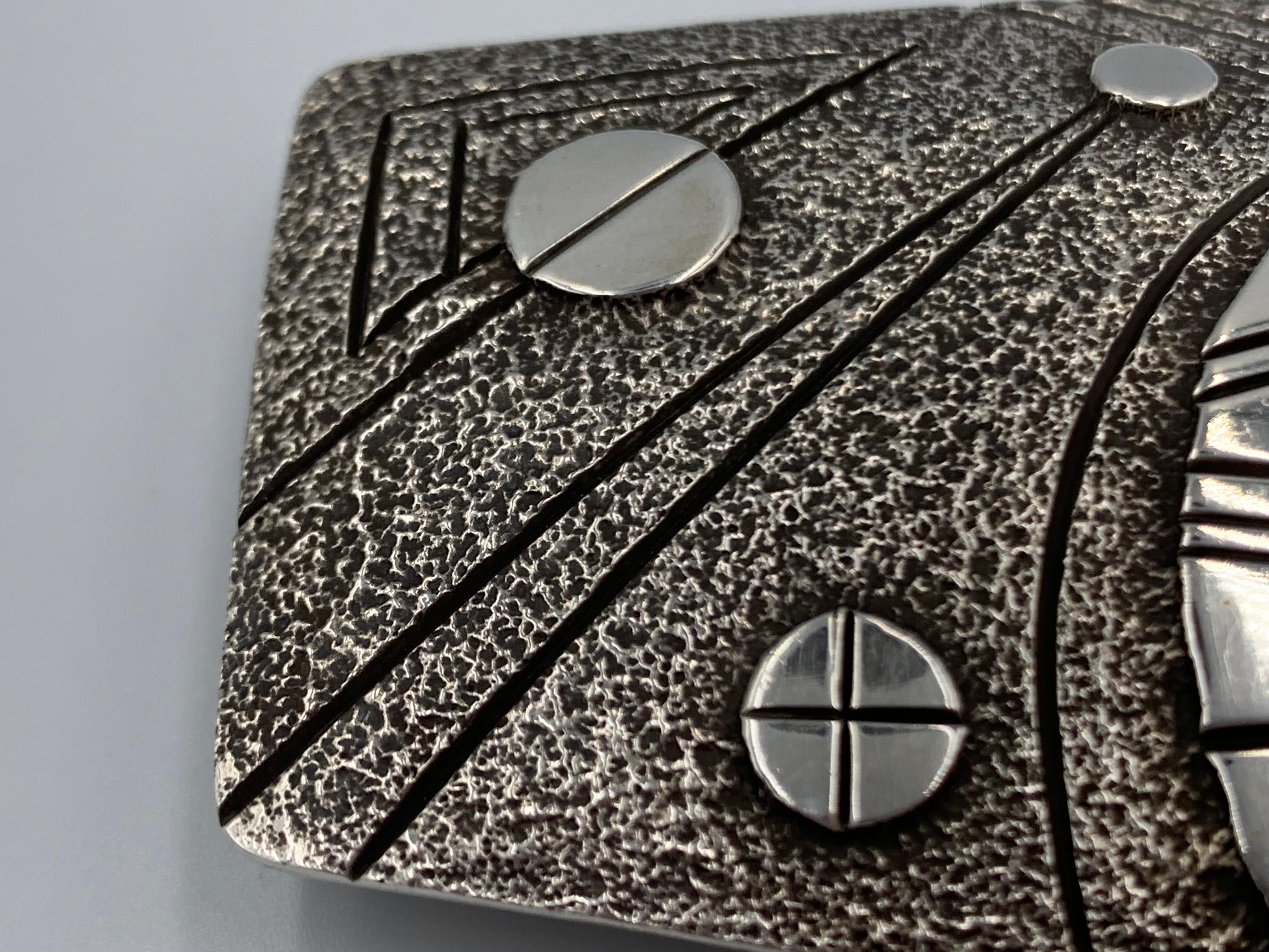 Femenino o masculino Hebilla contemporánea de fundición en tufa de plata de ley del orfebre navajo Fidel Bahe en venta