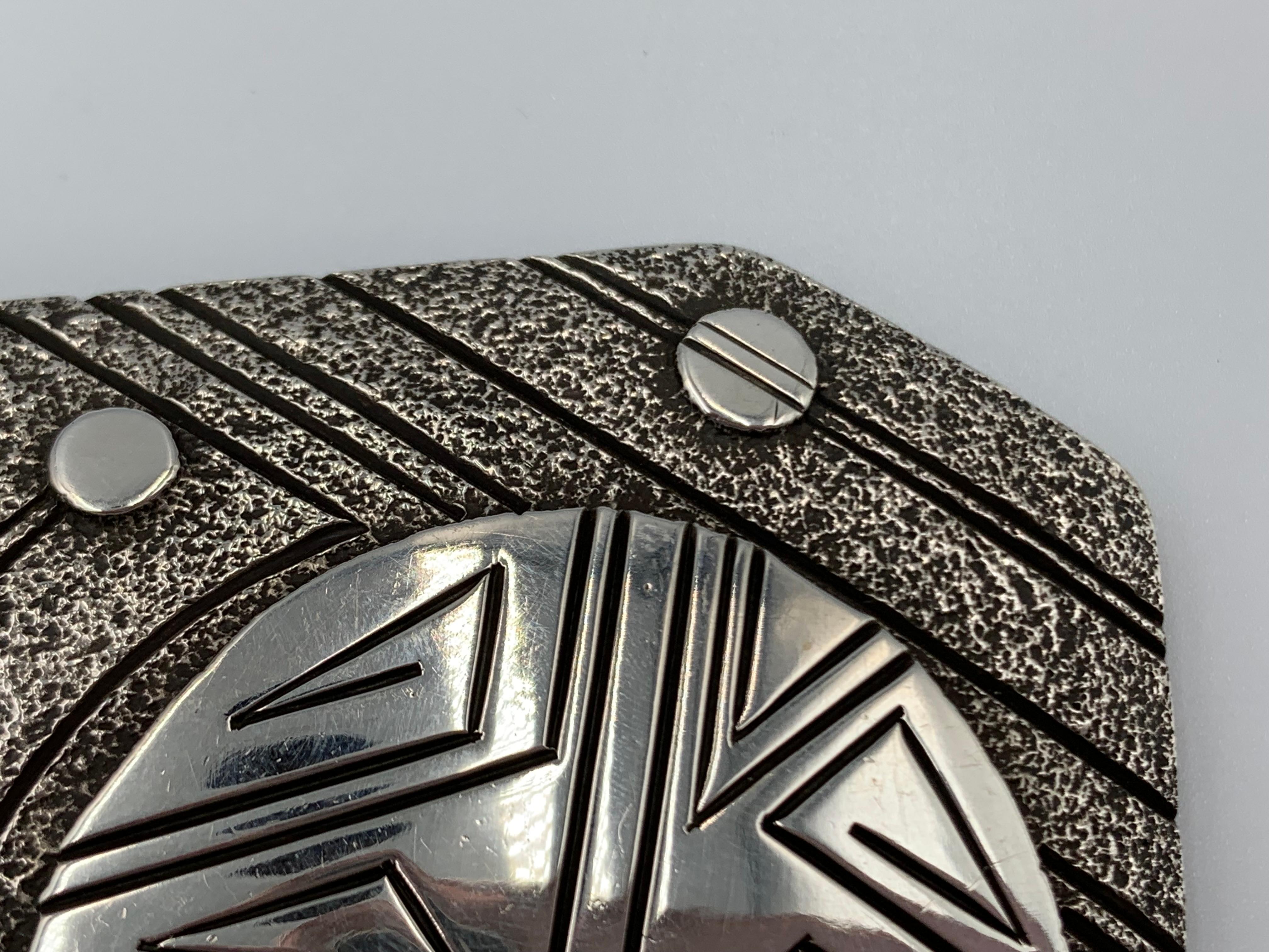 Hebilla contemporánea de fundición en tufa de plata de ley del orfebre navajo Fidel Bahe en venta 2