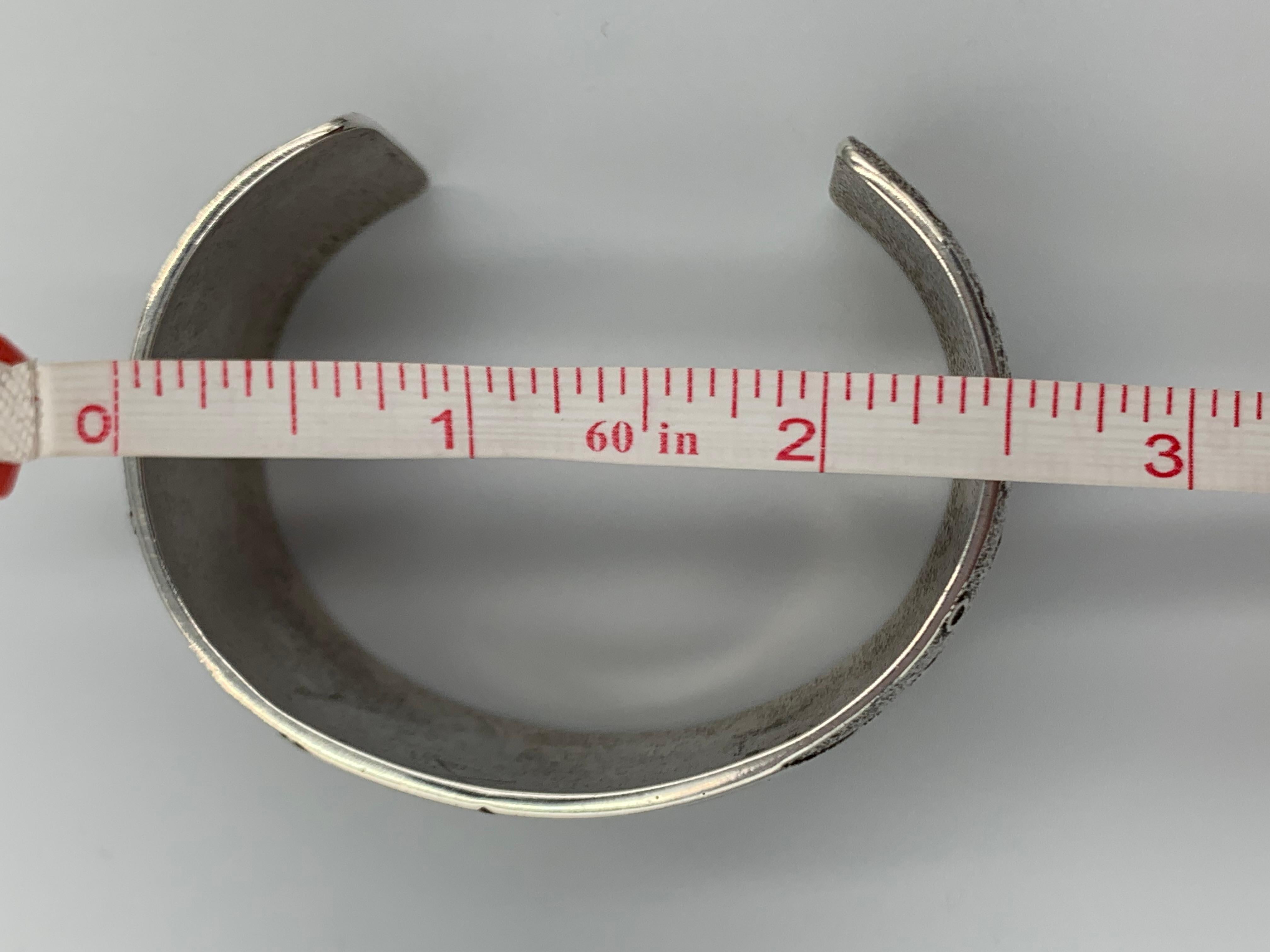 Brazalete contemporáneo de plata de ley fundida en tufa por el orfebre navajo Fidel Bahe en venta 5