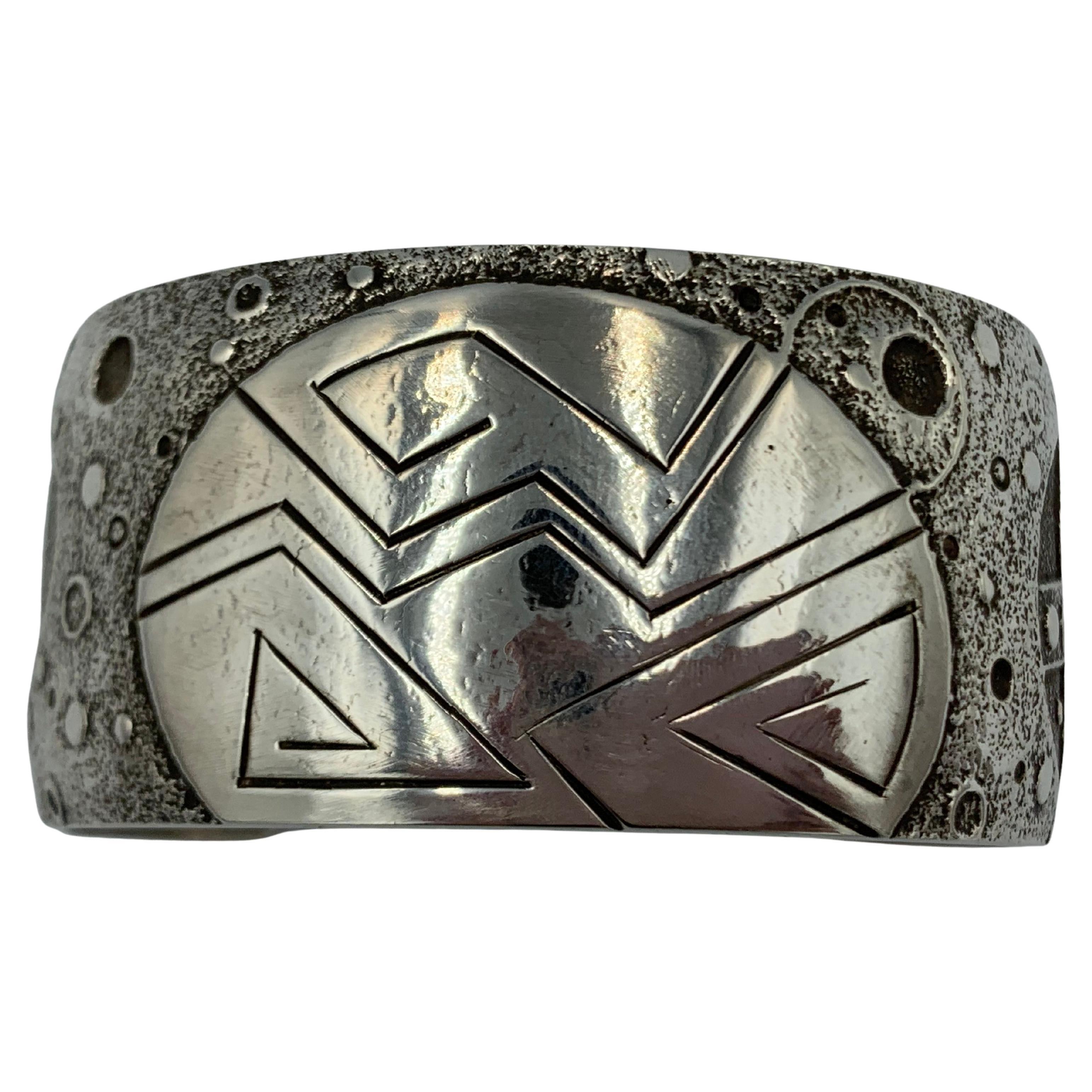 Brazalete contemporáneo de plata de ley fundida en tufa por el orfebre navajo Fidel Bahe nativo estadounidense en venta