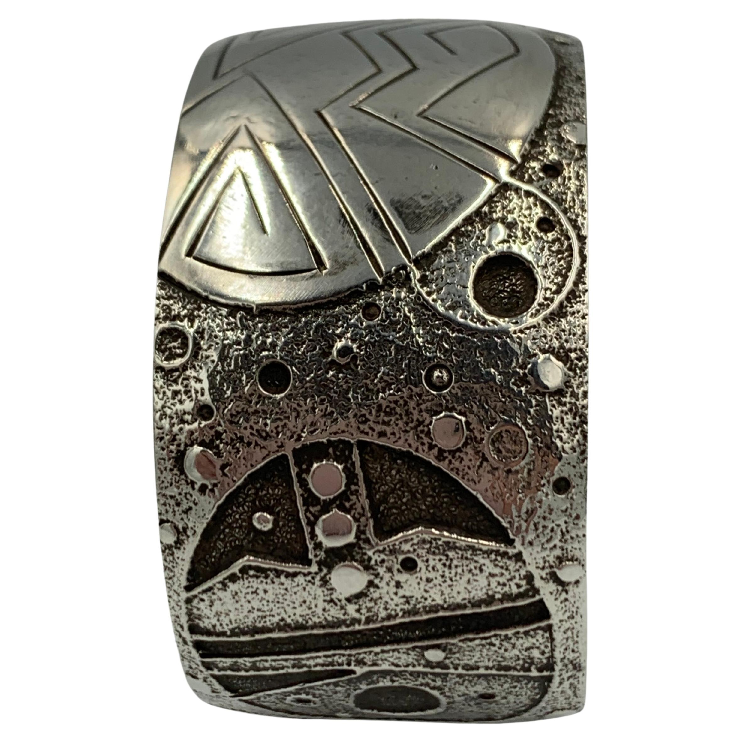 Brazalete contemporáneo de plata de ley fundida en tufa por el orfebre navajo Fidel Bahe en Nuevo estado para la venta en Scottsdale, AZ
