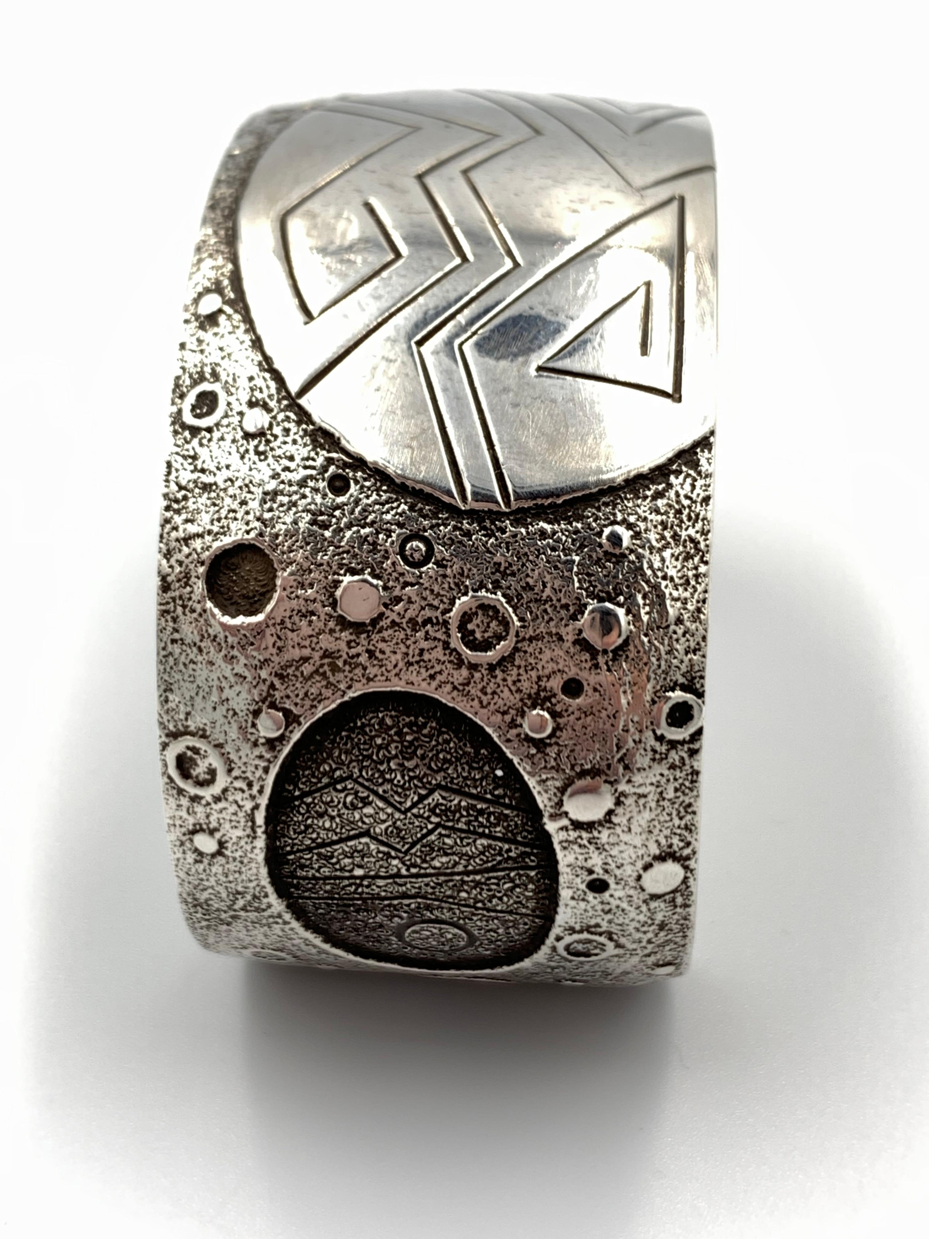 Femenino o masculino Brazalete contemporáneo de plata de ley fundida en tufa por el orfebre navajo Fidel Bahe en venta