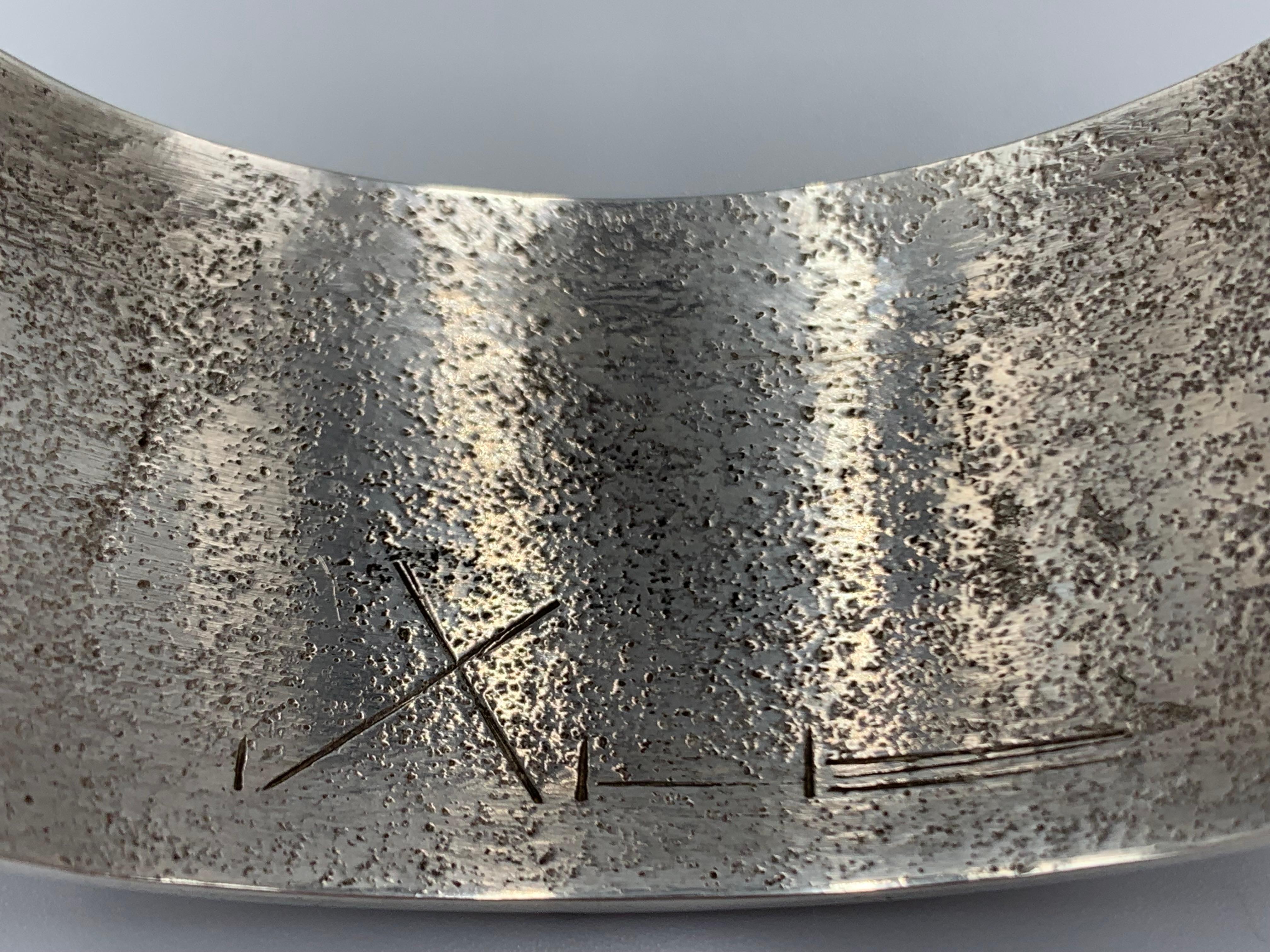 Brazalete contemporáneo de plata de ley fundida en tufa por el orfebre navajo Fidel Bahe en venta 2