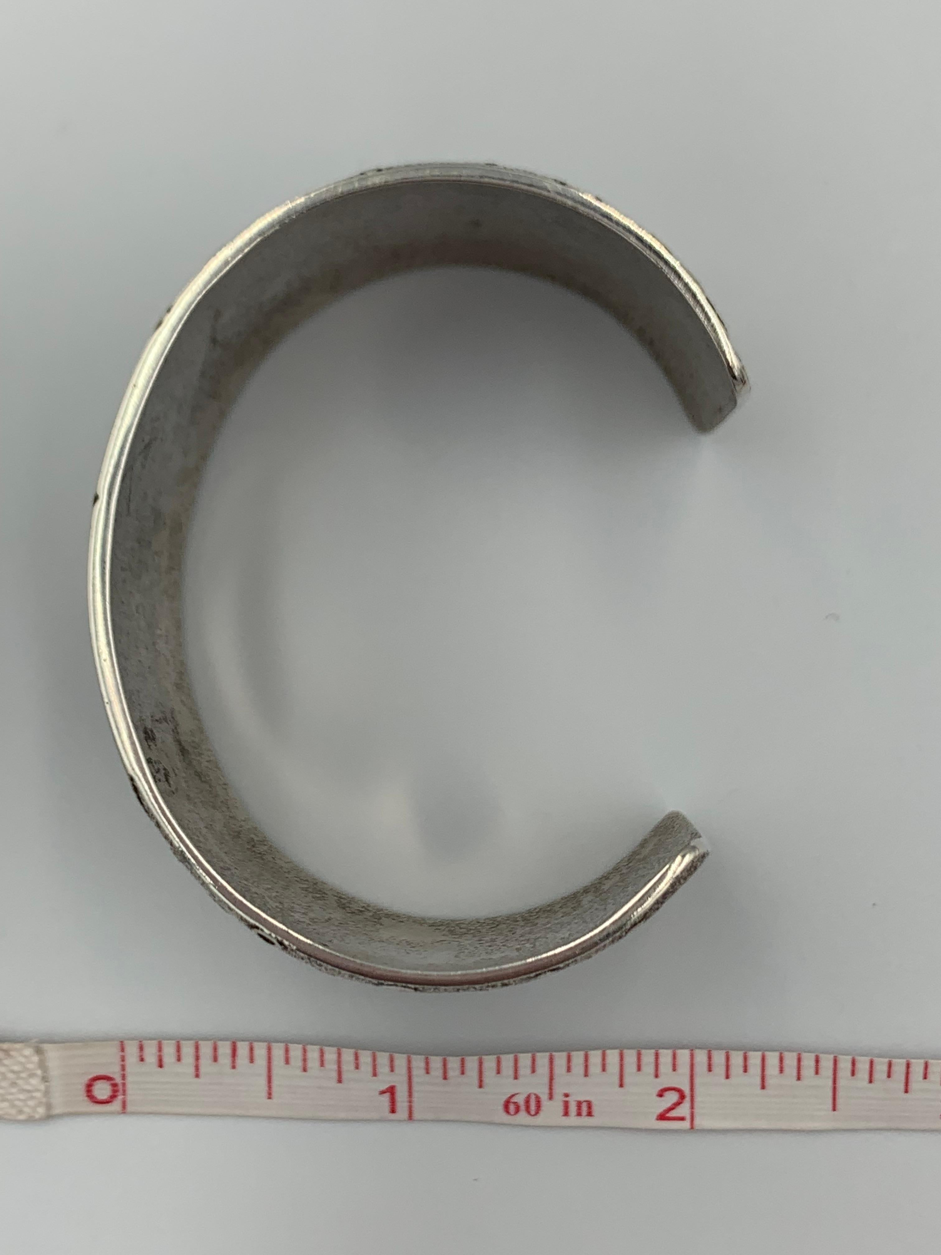 Brazalete contemporáneo de plata de ley fundida en tufa por el orfebre navajo Fidel Bahe en venta 4