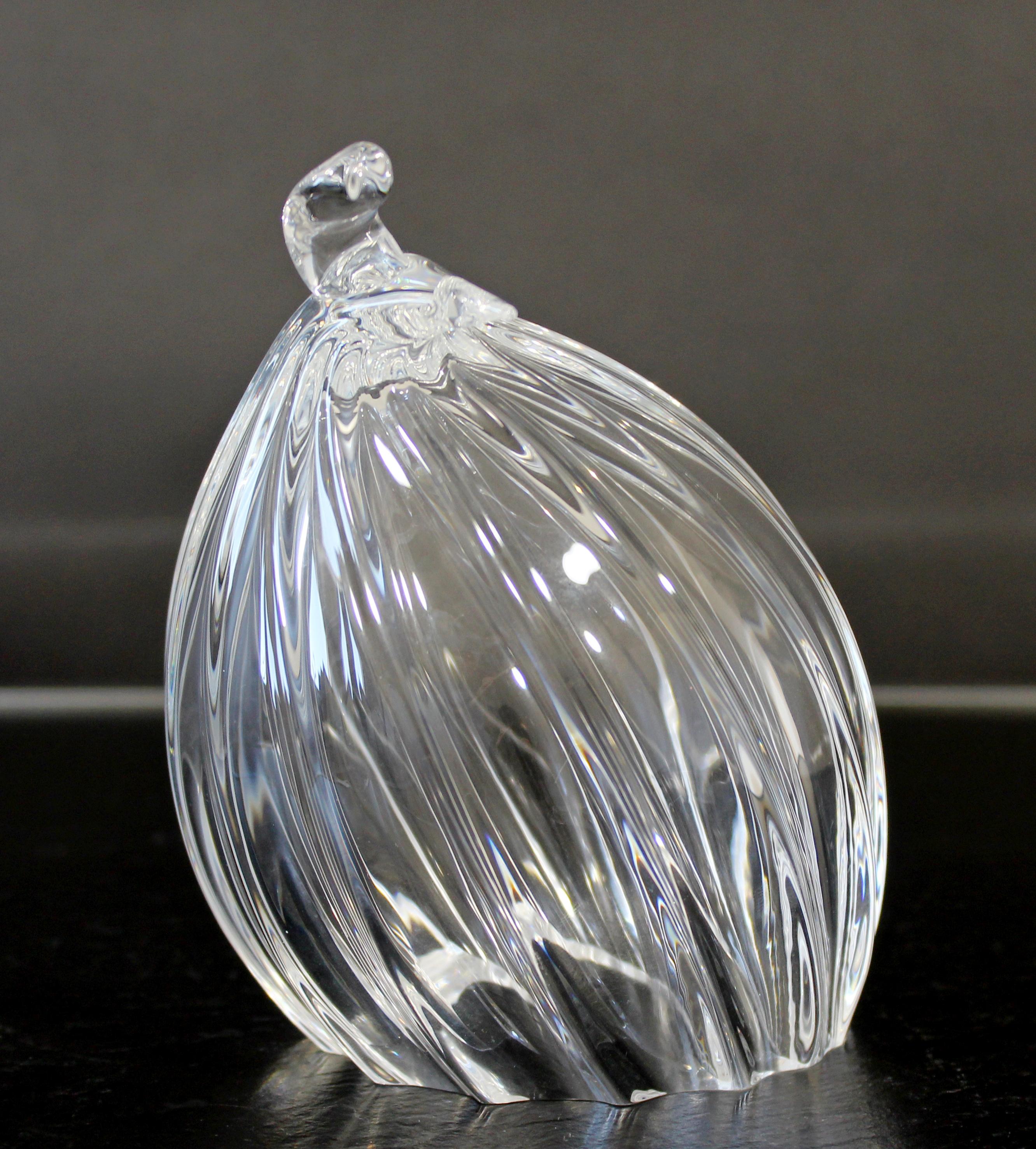 For your consideration is a quaint, Steuben signed, ribbed quail, glass statuette sculpture. In excellent condition. The dimensions are 4