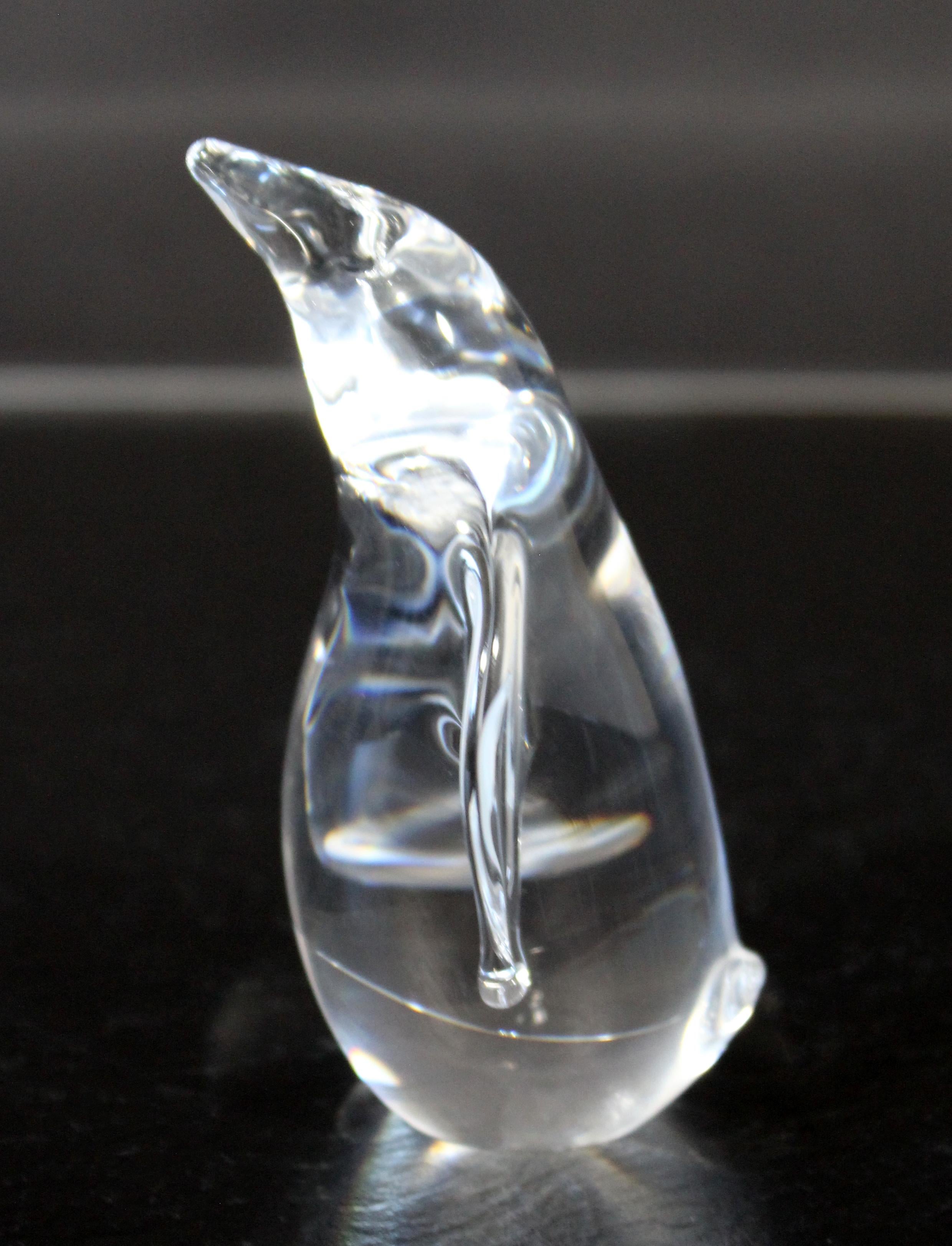 Contemporary Steuben Signed Small Penguin Statuette Glass Table Sculpture In Good Condition In Keego Harbor, MI