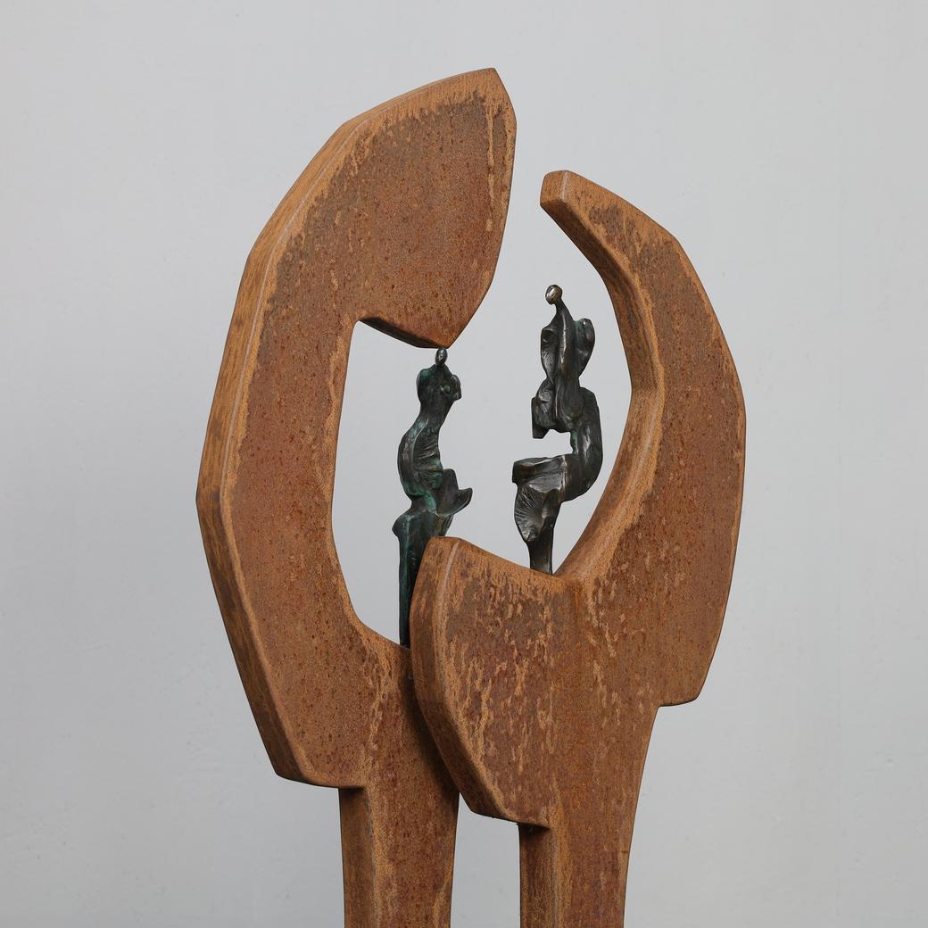 Zeitgenössische Skulpturen aus Stein und Metall mit Bronzefiguren (Niederländisch) im Angebot