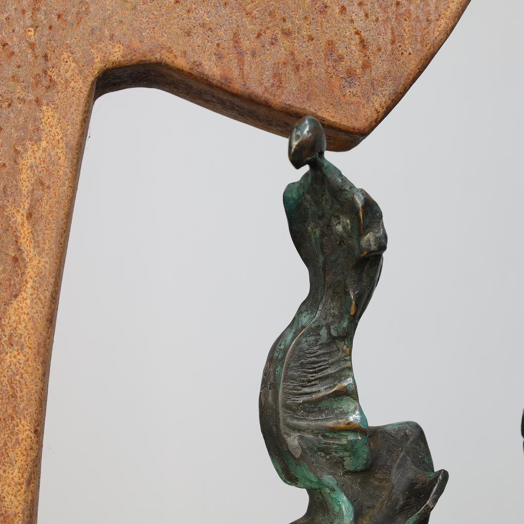 Zeitgenössische Skulpturen aus Stein und Metall mit Bronzefiguren (Ende des 20. Jahrhunderts) im Angebot