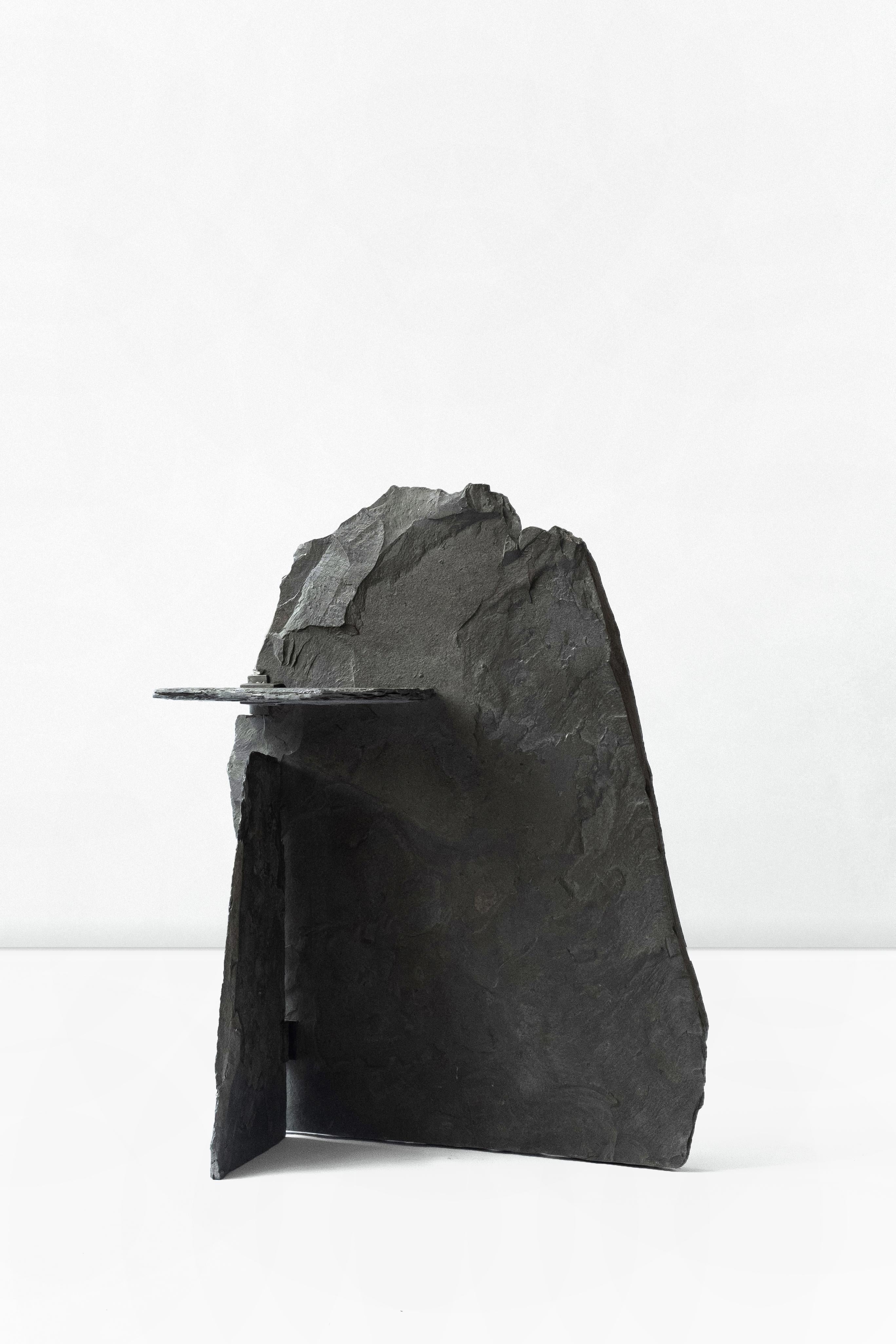 Contemporary Stone Object Konsole aus Schieferstein und Metall (Deutsch) im Angebot