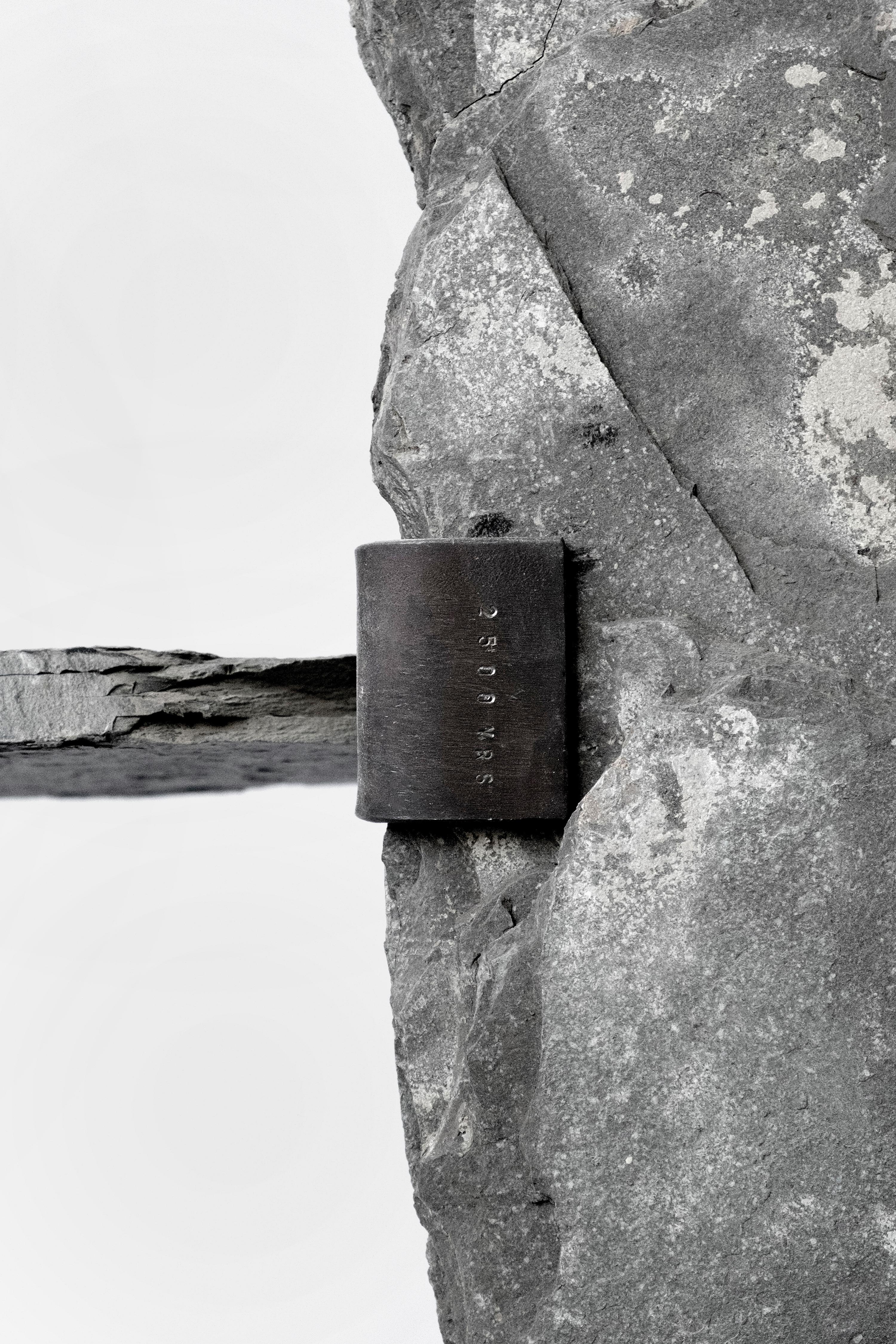 Contemporary Stone Object Konsole aus Schieferstein und Metall im Zustand „Neu“ im Angebot in London, GB