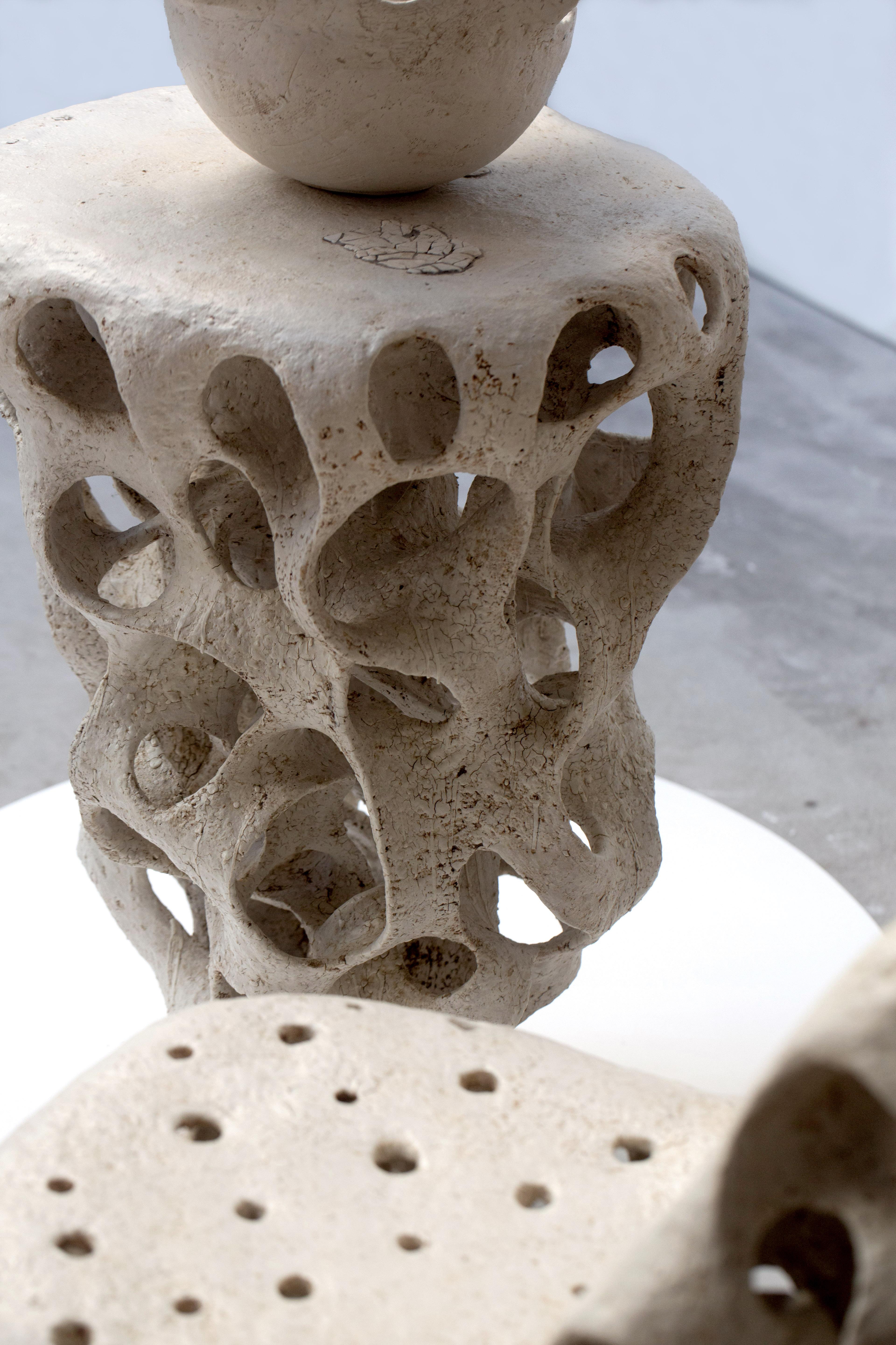 Zeitgenössischer Sockeltisch aus Steingut und Porzellan von Agnès Debizet im Zustand „Hervorragend“ im Angebot in London, GB