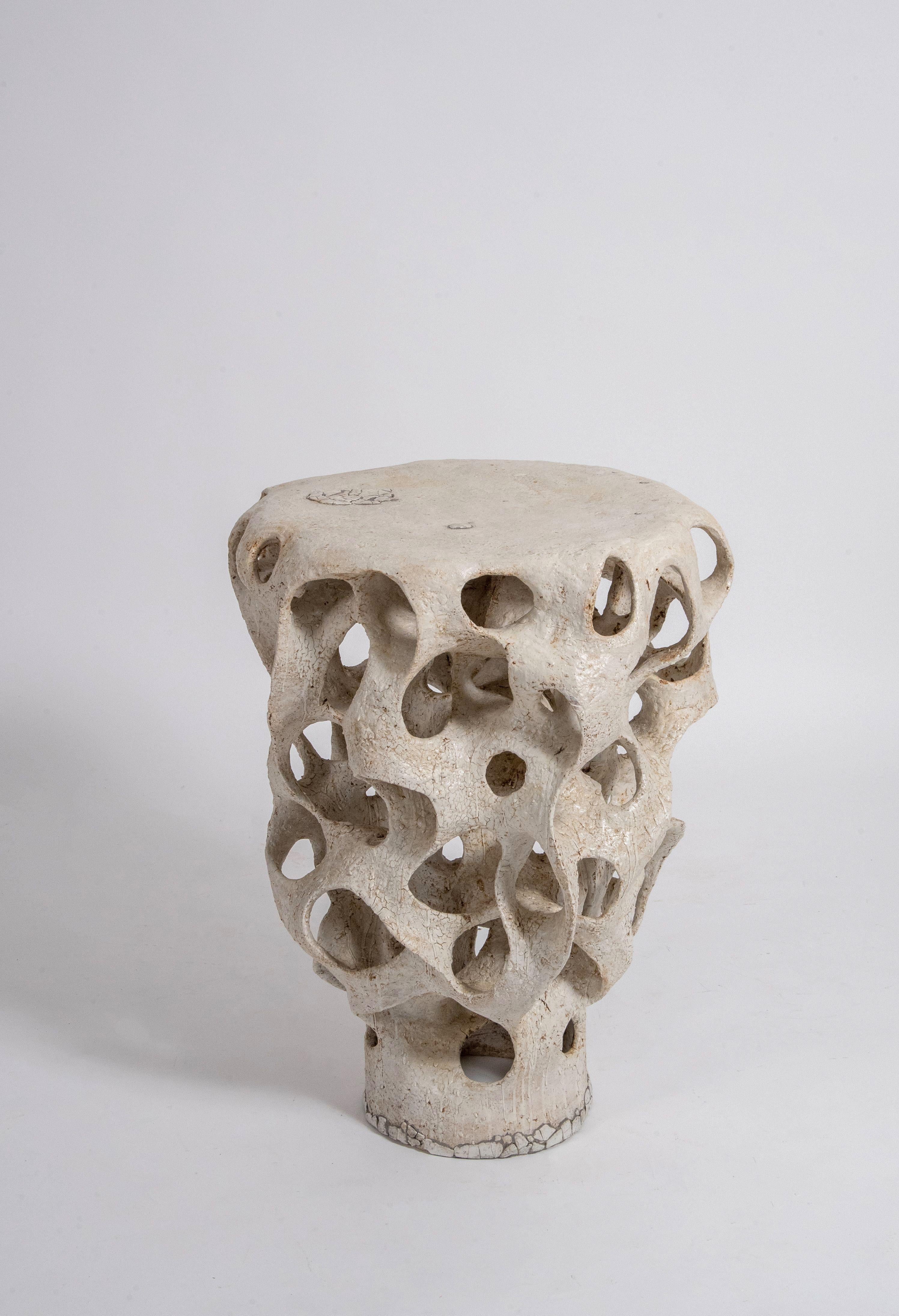 Zeitgenössischer Sockeltisch aus Steingut und Porzellan von Agnès Debizet (Organische Moderne) im Angebot