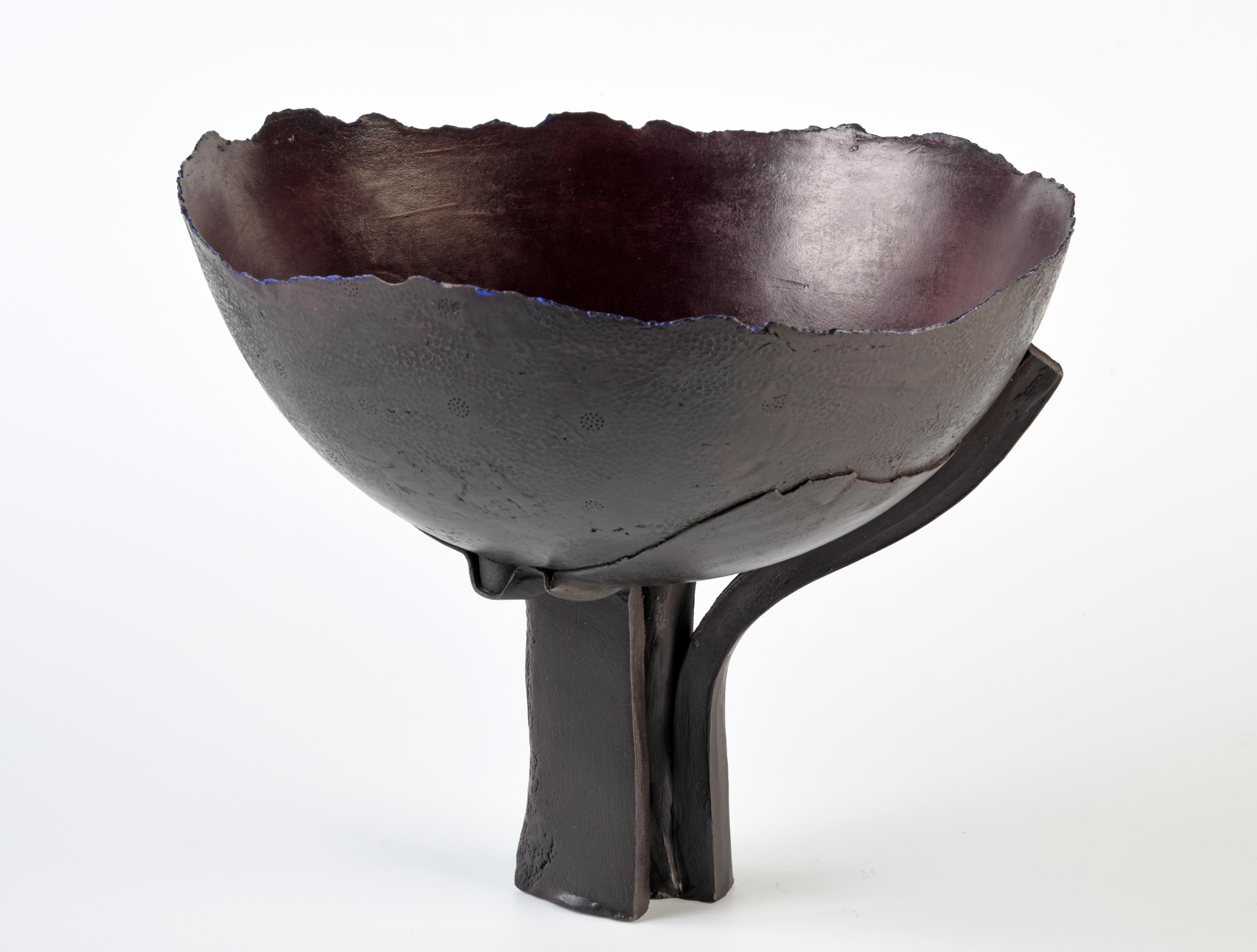 Sculpture contemporaine en grès de l'artiste française Véra Rybaltchenko. Le grès a été cuit à 1100 degrés et est donc très résistant. Le grès chamotté est patiné à l'extérieur et à l'intérieur. Le titre de cette pièce est : 