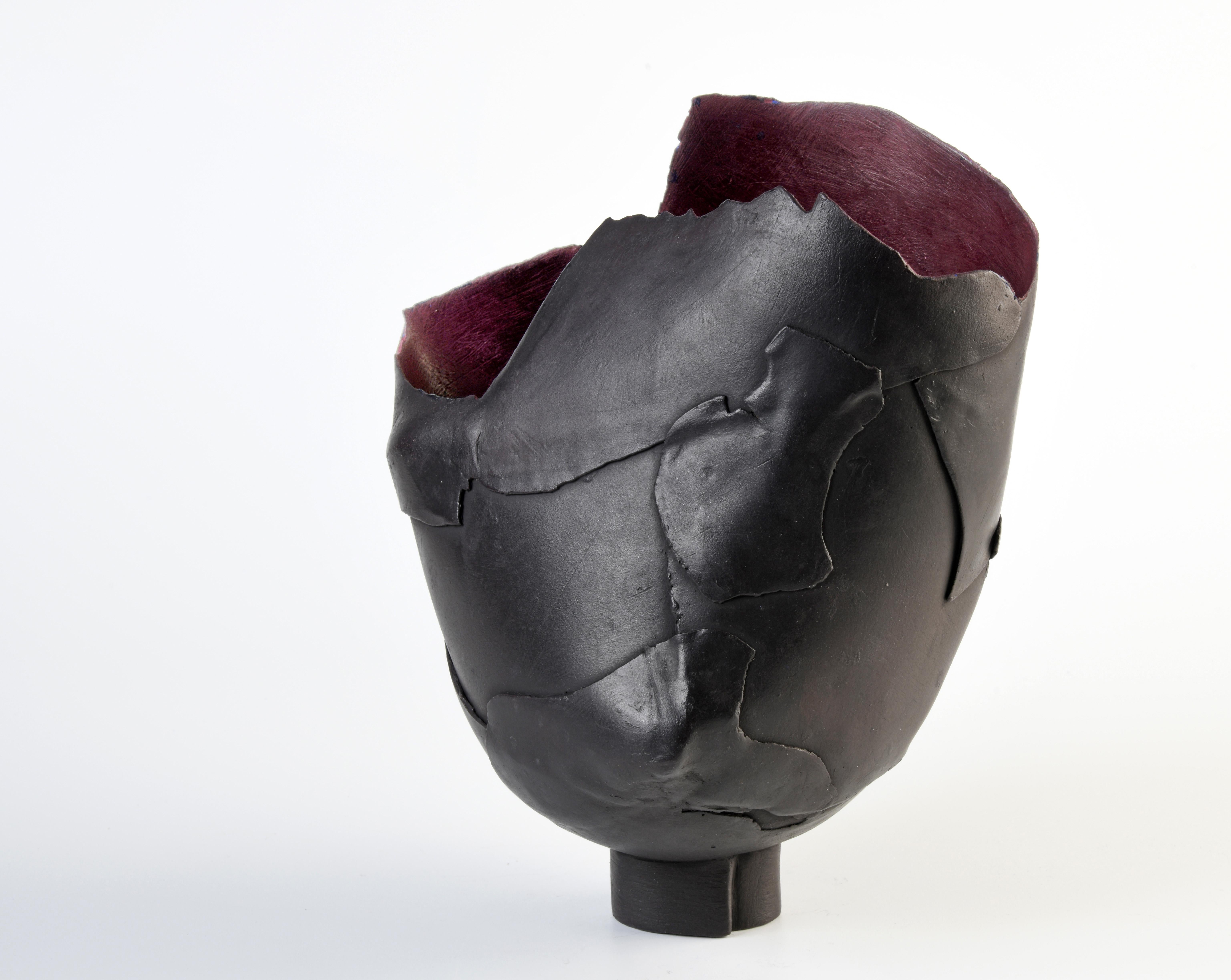 Sculpture contemporaine en grès de l'artiste française Véra Rybaltchenko. Le grès a été cuit à 1100 degrés et est donc très résistant. Le grès chamotté est patiné à l'extérieur et à l'intérieur. Le titre de cette pièce est : 