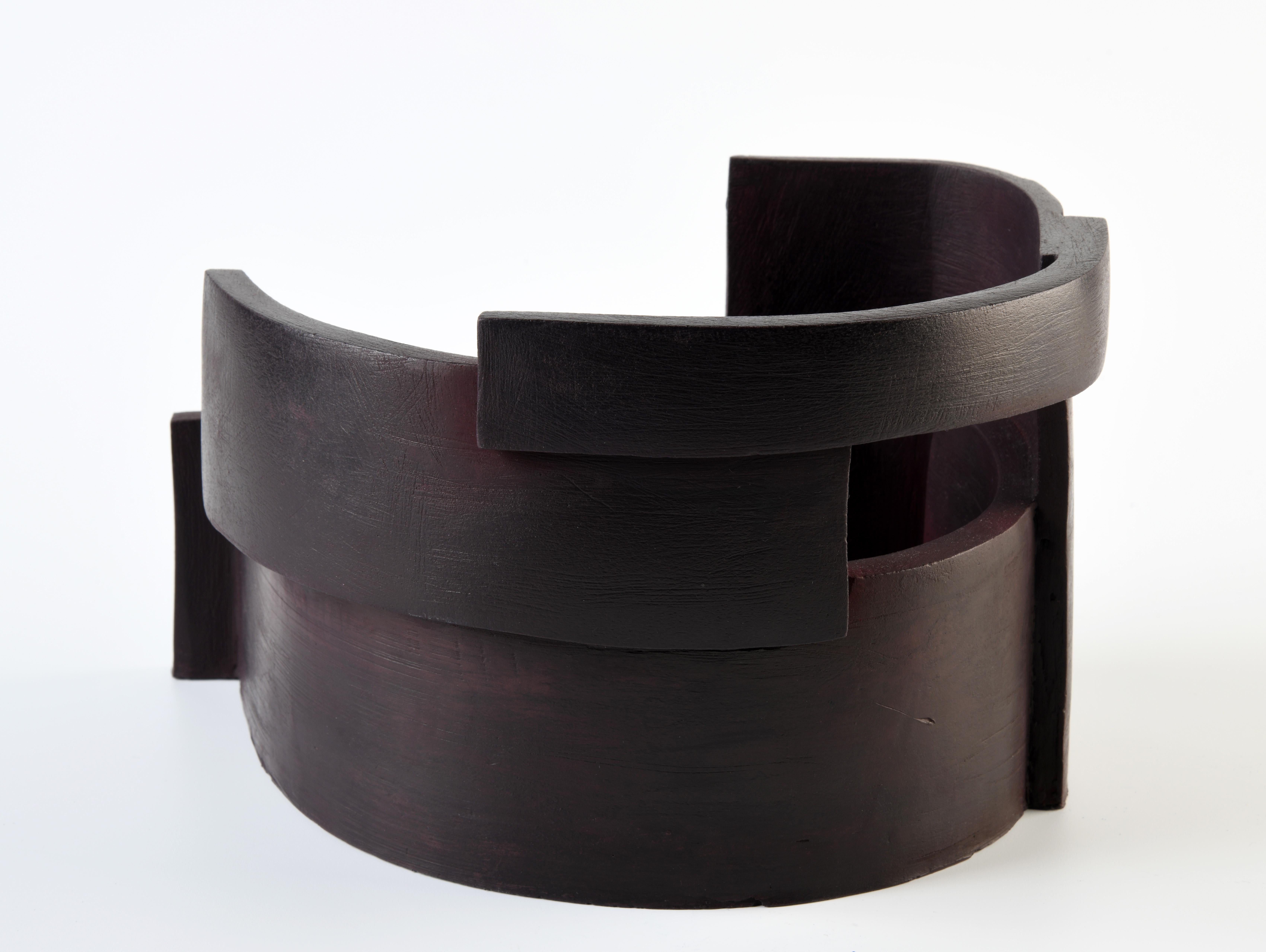 Sculpture contemporaine en grès de l'artiste française Véra Rybaltchenko. Le grès a été cuit à 1100 degrés et est donc très résistant. Le grès chamotté est patiné à l'extérieur et à l'intérieur. Véra est avant tout une sculptrice, ayant longtemps