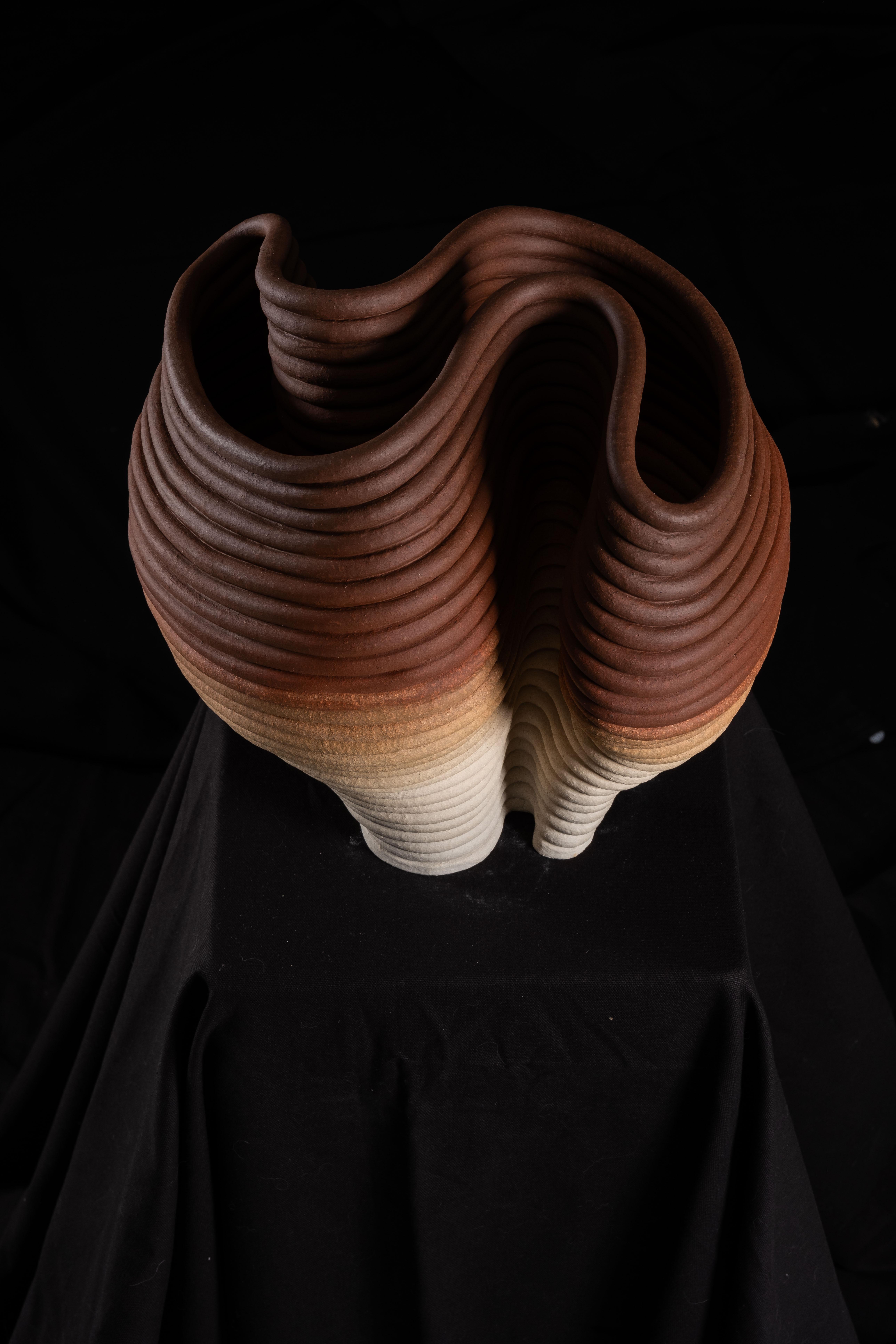 Organique Vase contemporain en grès avec une transition de couleur naturelle #17 en vente