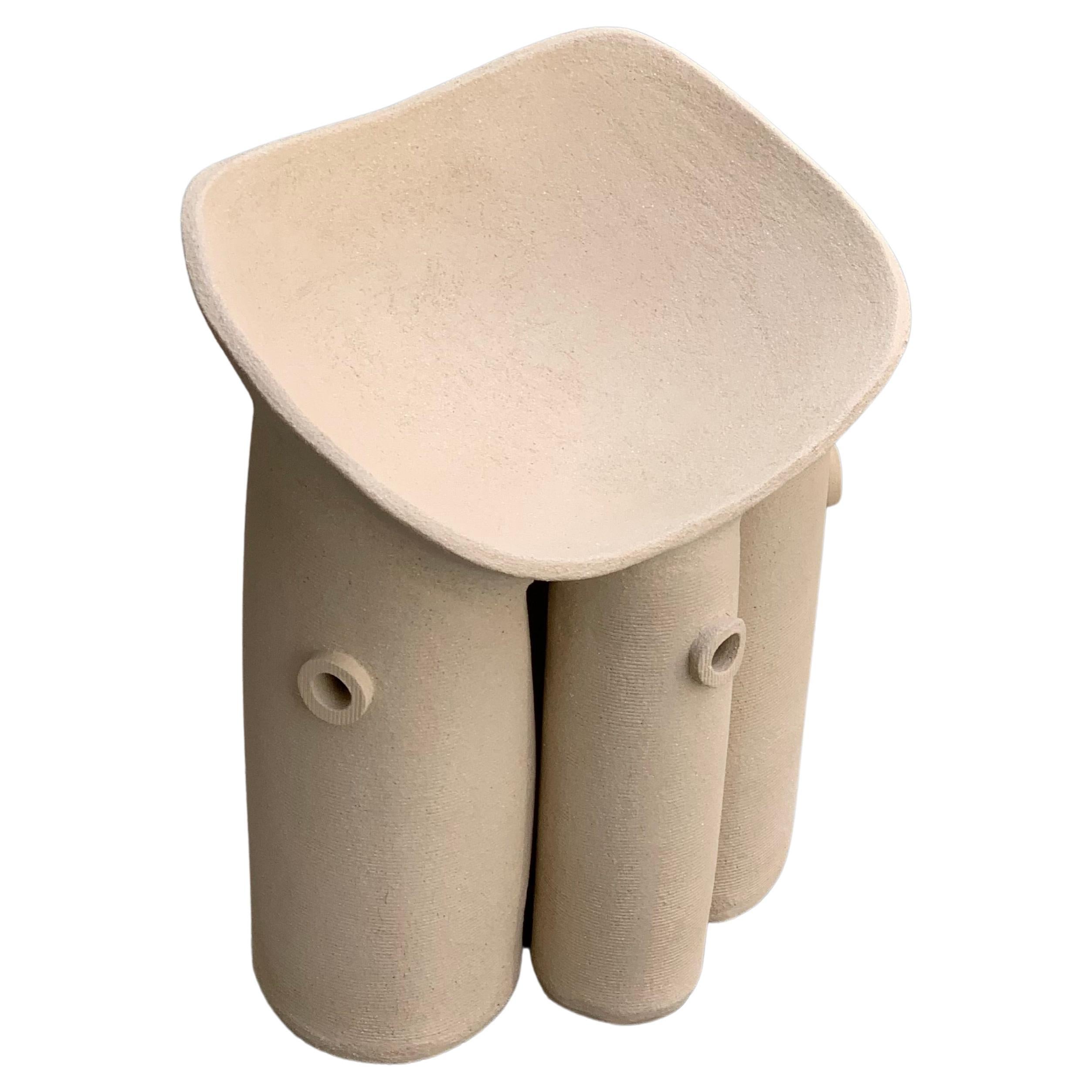 Chaise Wave organique d'Olivia Cognet.
Dimensions : 40 x 40 x 42 cm 
Matériaux : Grès et sable
Fabriqué à la main à Vallauris, dans le sud de la France. 
Cette sculpture-chaise unique en son genre se caractérise par ses courbes harmonieuses et