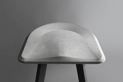 Tabouret contemporain « A » en béton et aluminium