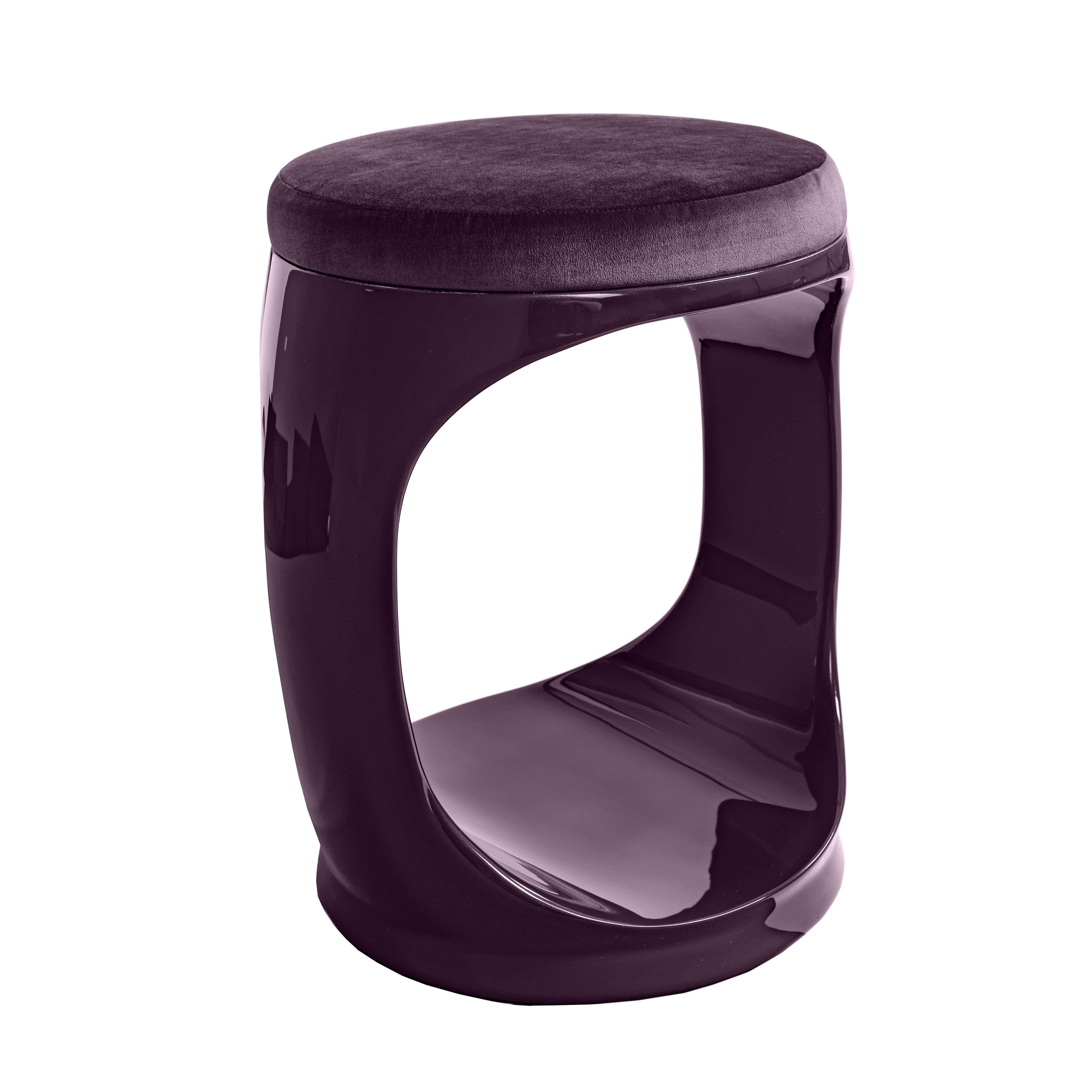 Puf contemporáneo de Cyril Rumpler Signet Ring, Hocker, Taburete, berenjena.
Estos taburetes están disponibles en quince colores y en acabado brillante. Los taburetes negro, blanco, azul marino, rosa, rojo, turquesa, lila, marrón, verde, gris,