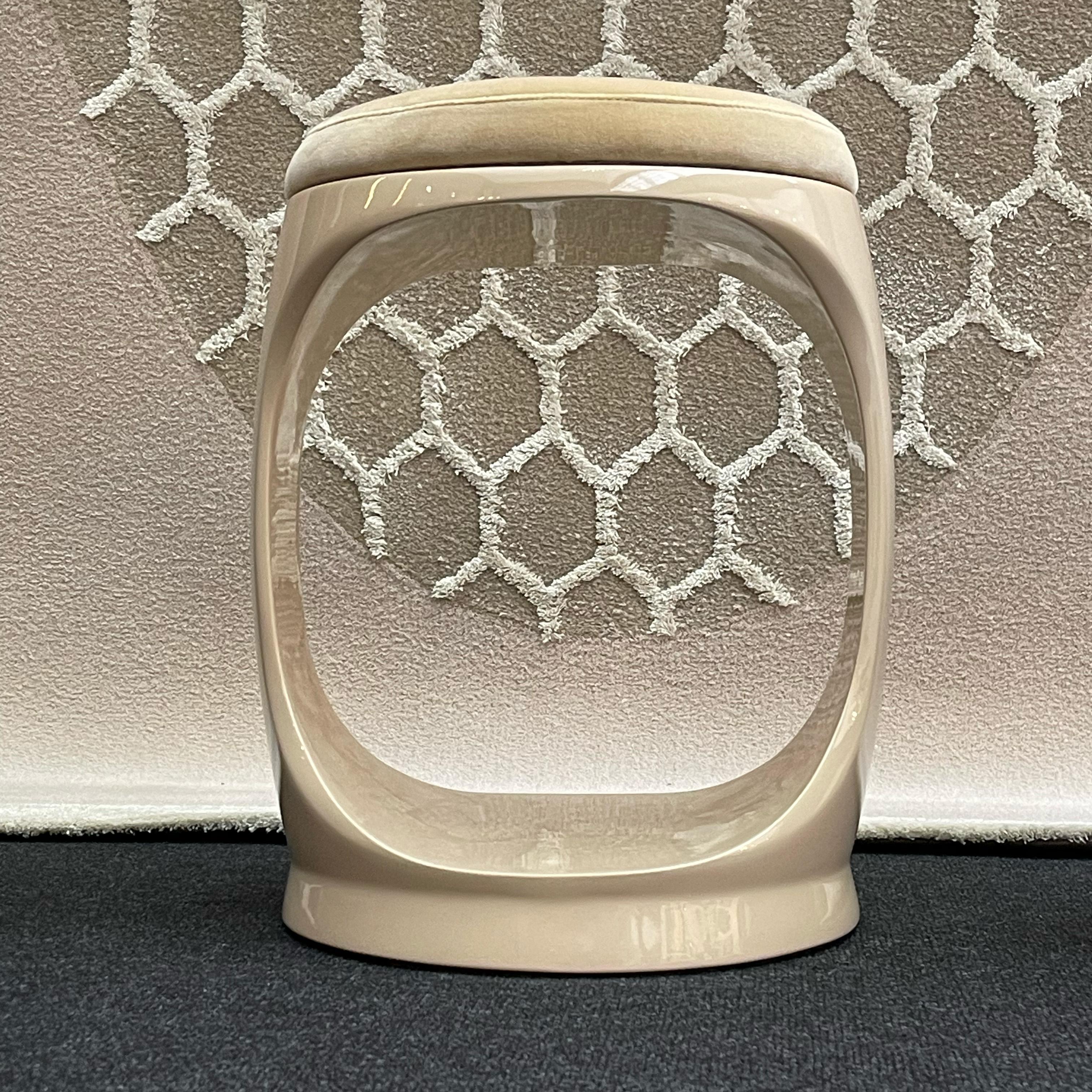 Taburete Contemporáneo de Cyril Rumpler Signet Ring, Puf Asientos Beige en venta 3