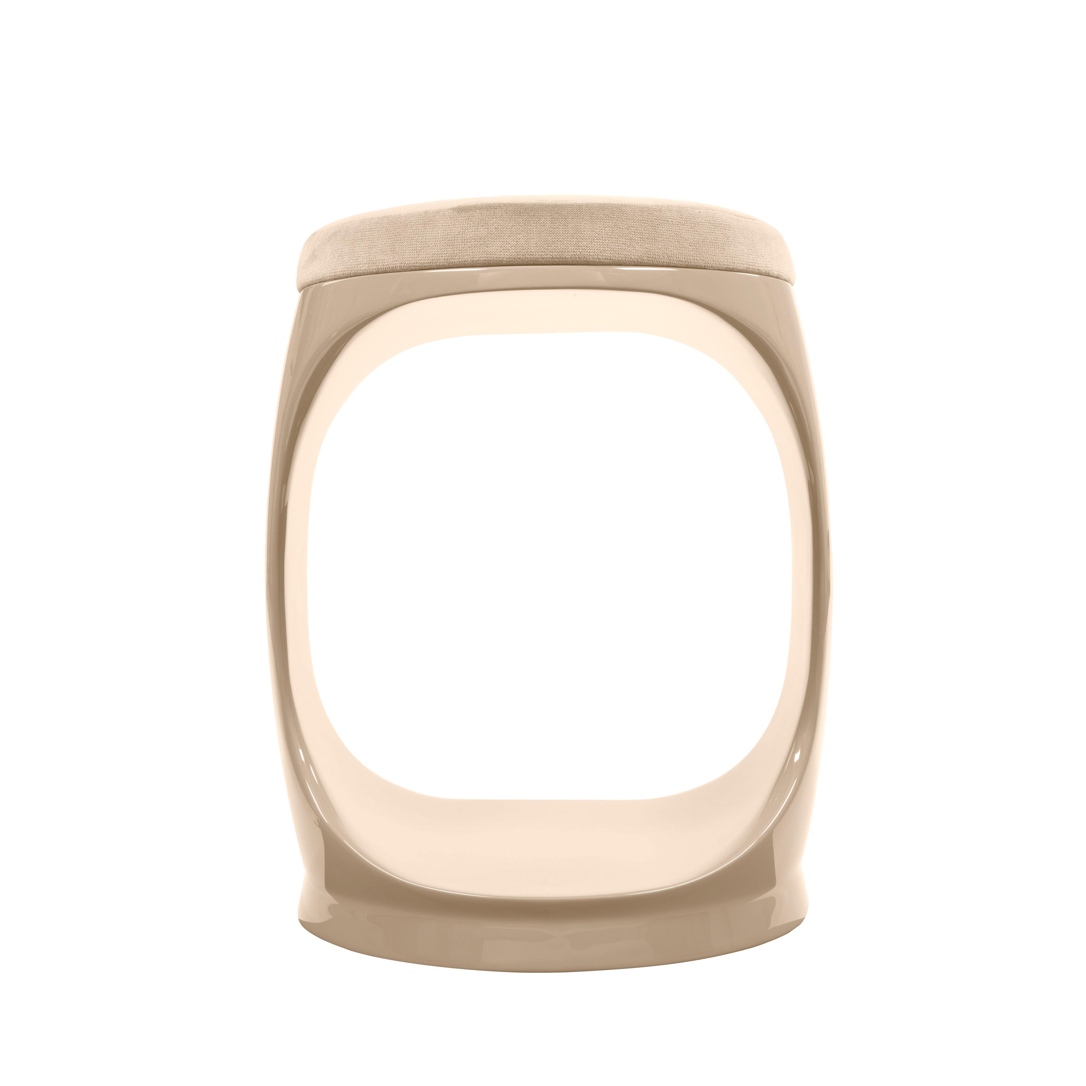 Puf contemporáneo de Cyril Rumpler Signet Ring, Hocker, Taburete, beige.
Estos taburetes están disponibles en quince colores y en acabado brillante. Los taburetes negro, blanco, azul marino, rosa, rojo, turquesa, lila, marrón, verde, gris,