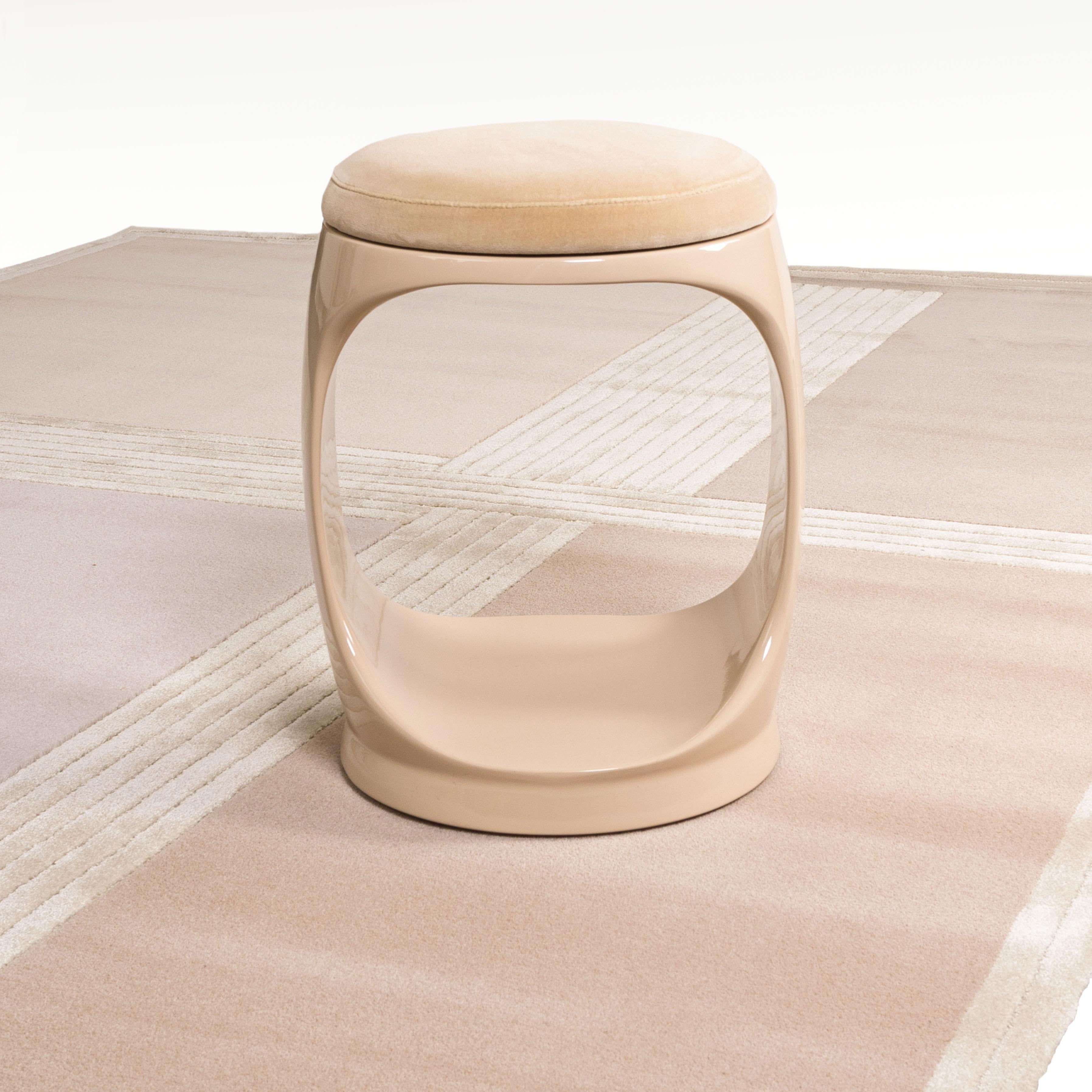 Taburete Contemporáneo de Cyril Rumpler Signet Ring, Puf Asientos Beige Terciopelo en venta