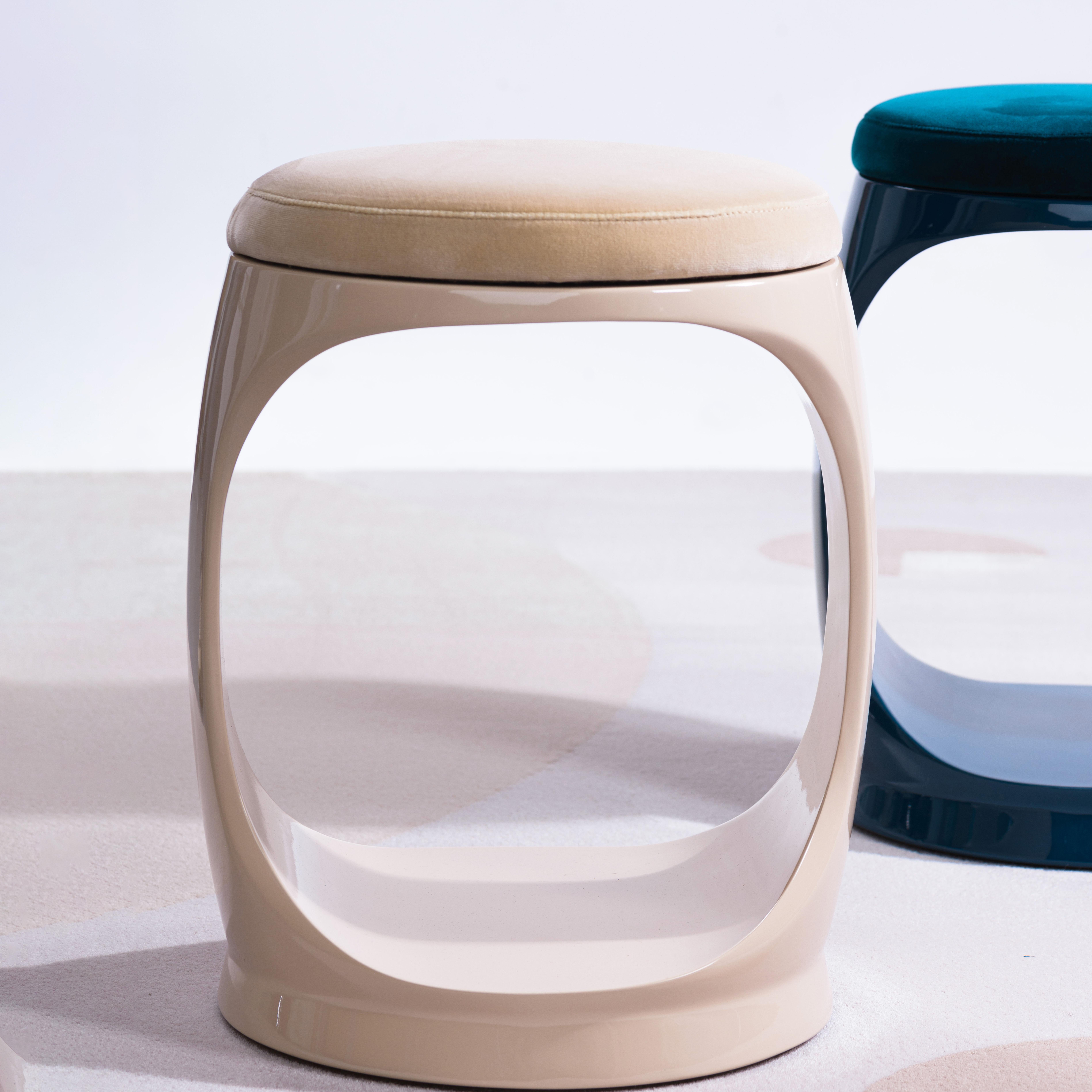 Taburete Contemporáneo de Cyril Rumpler Signet Ring, Puf Asientos Beige en venta 1