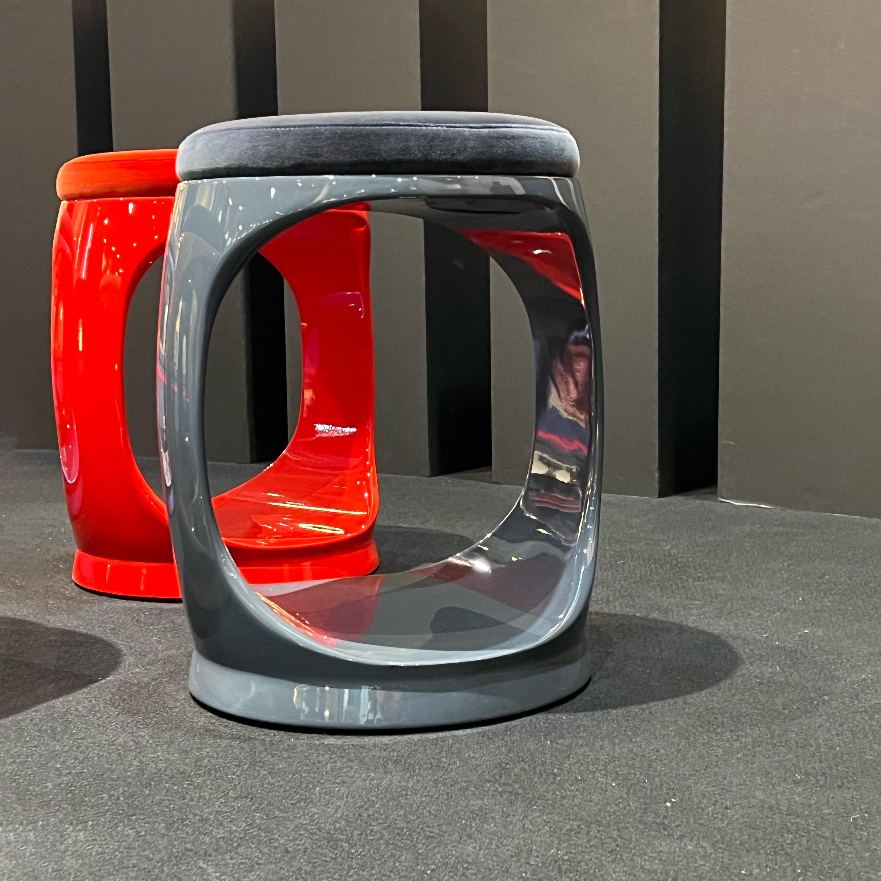 Taburete Contemporáneo de Cyril Rumpler Signet Ring, Puf Asientos Grises Terciopelo en venta