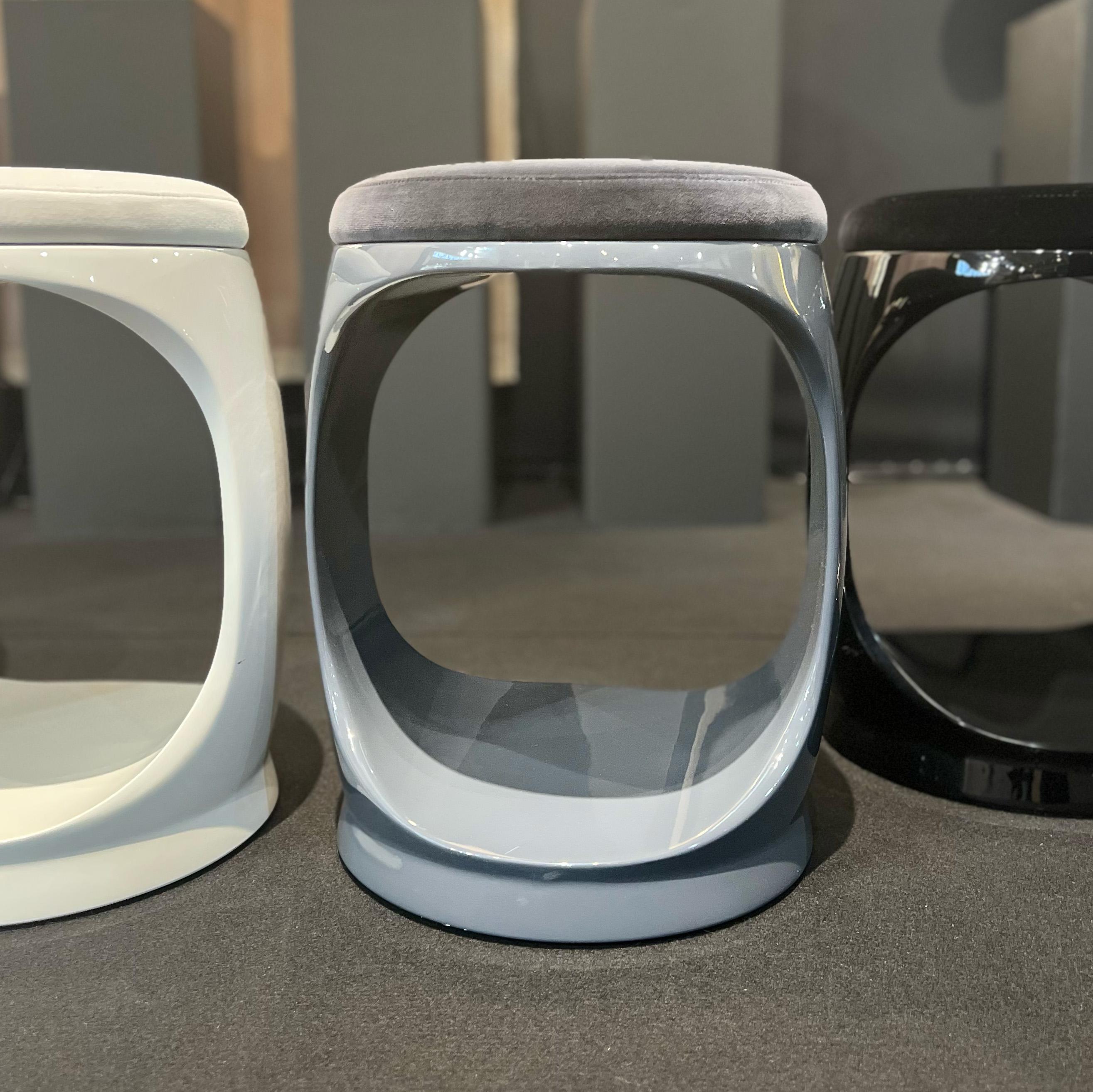 Taburete Contemporáneo de Cyril Rumpler Signet Ring, Puf Asientos Grises en venta 2