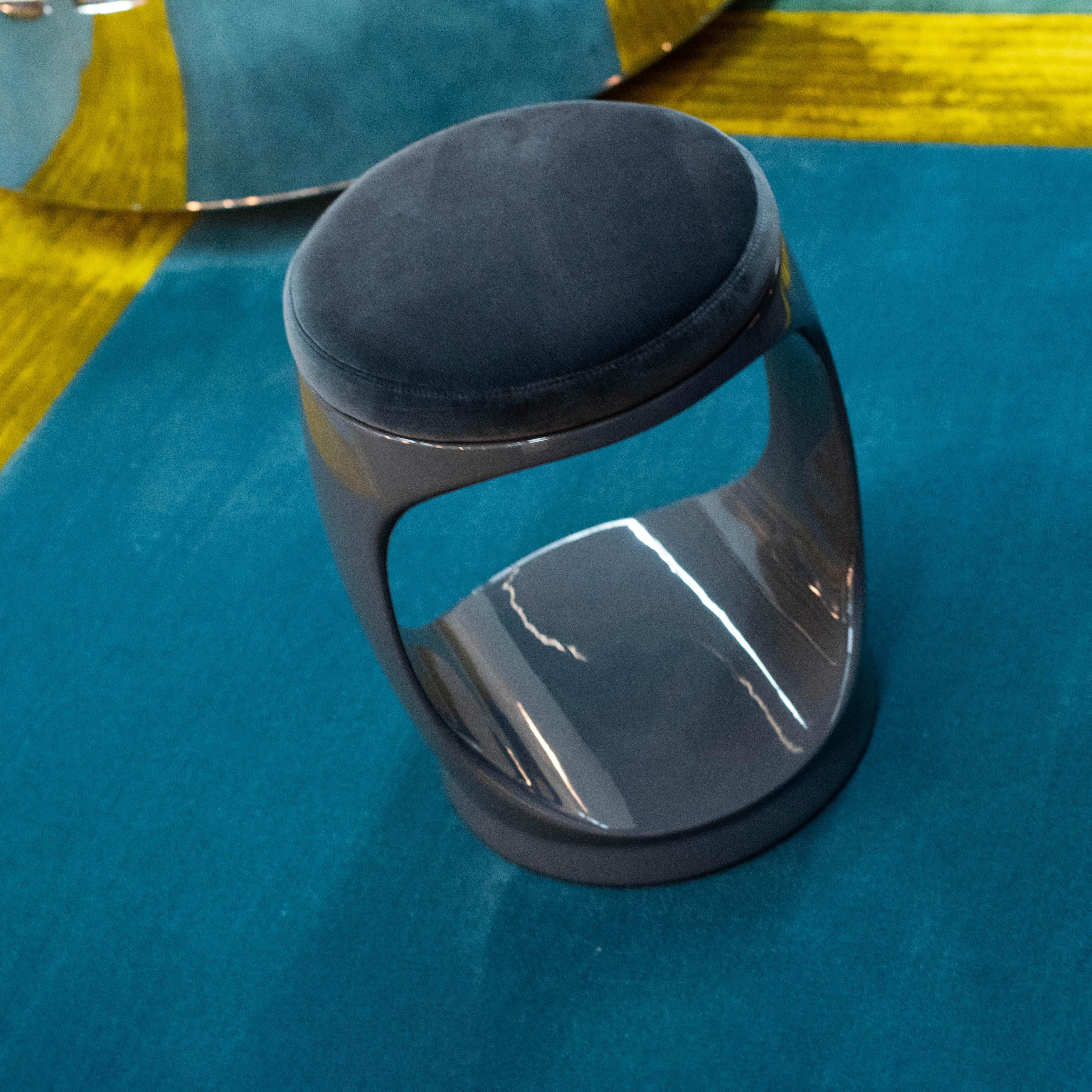Taburete Contemporáneo de Cyril Rumpler Signet Ring, Puf Asientos Grises en venta 3