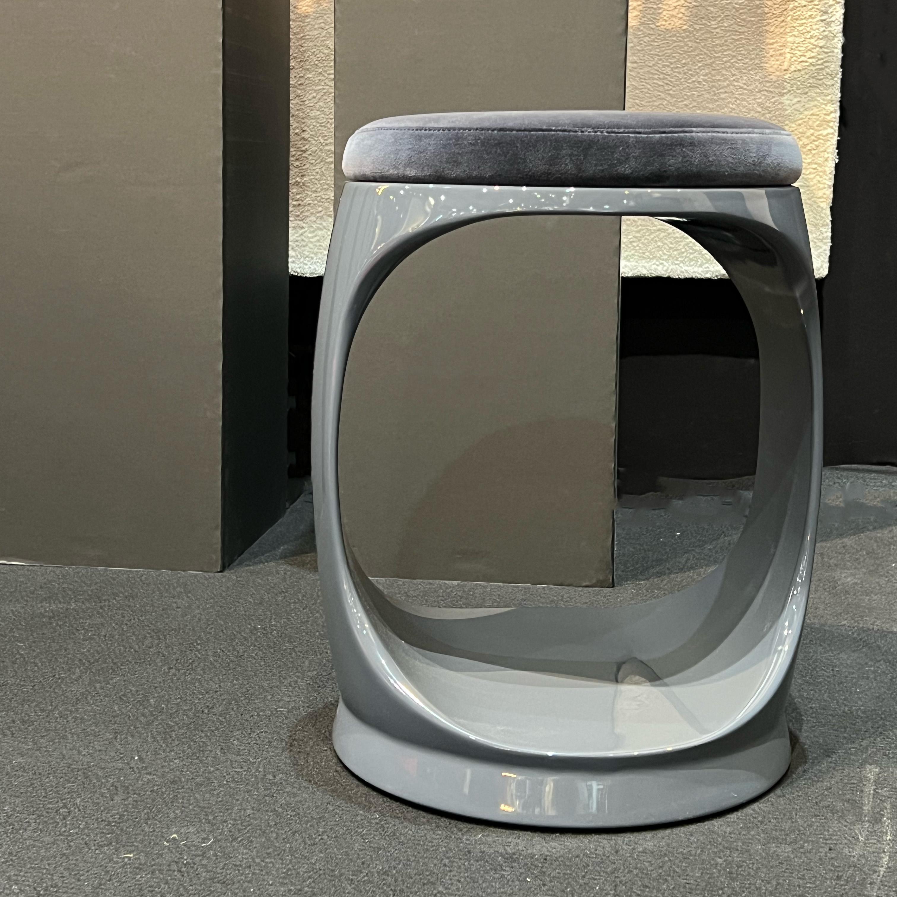Taburete Contemporáneo de Cyril Rumpler Signet Ring, Puf Asientos Grises Siglo XXI y contemporáneo en venta