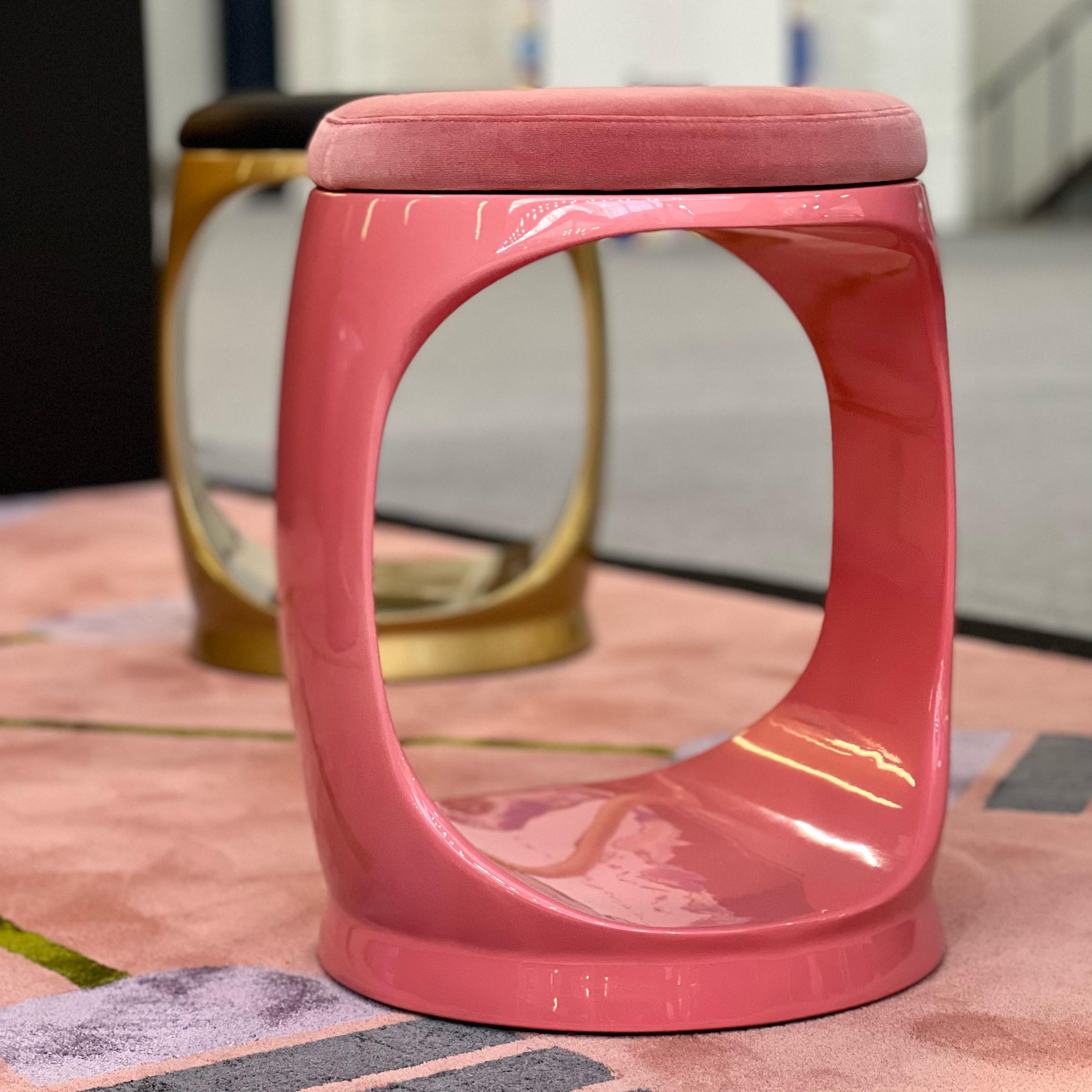 Zeitgenössischer Hocker von Cyril Rumpler, Siegelring, Pouf, sitzend rosa (Samt) im Angebot