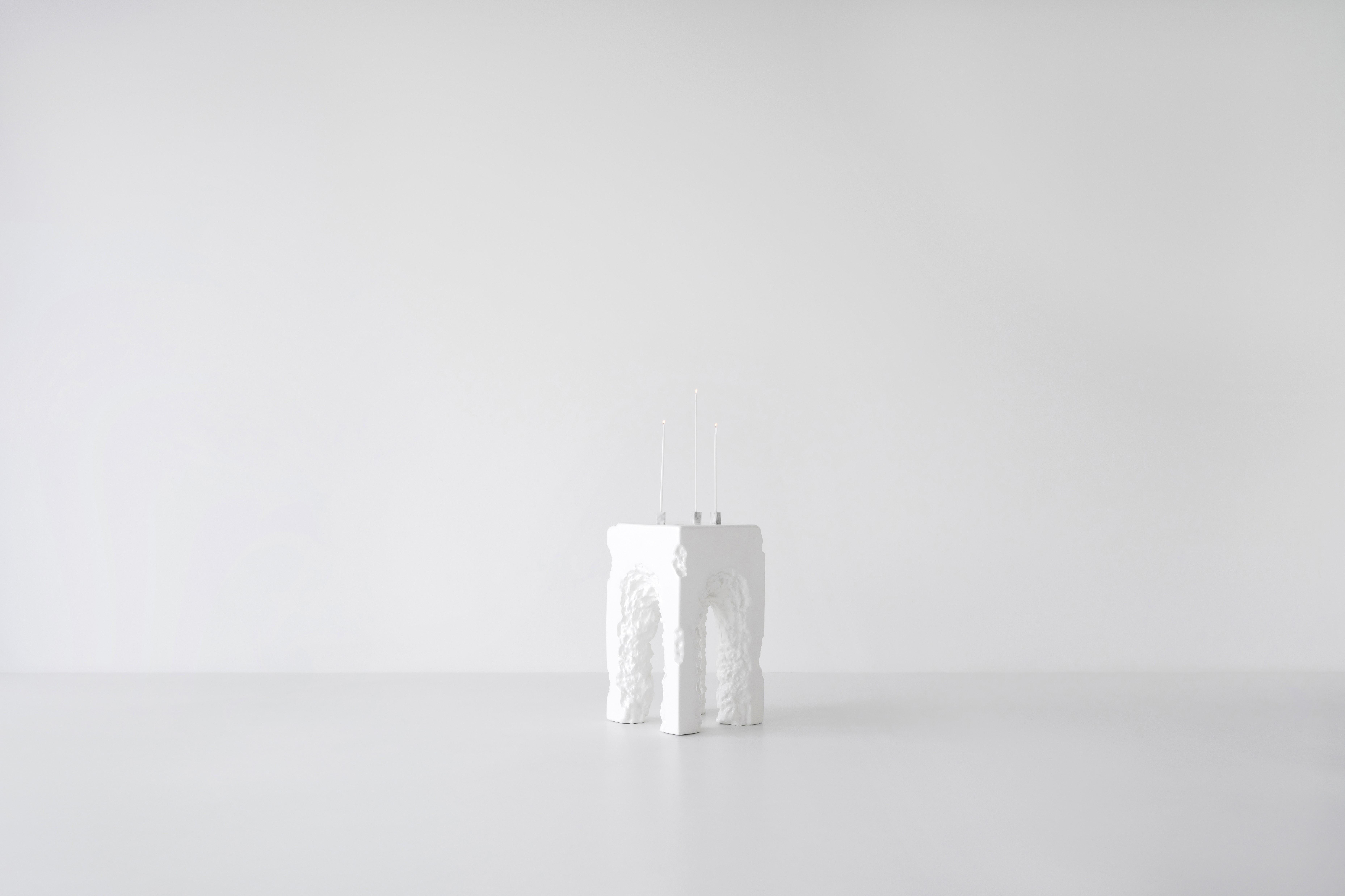 Zeitgenössischer Hocker aus mattem und weißem Fiberglas in Skulptur (Moderne) im Angebot